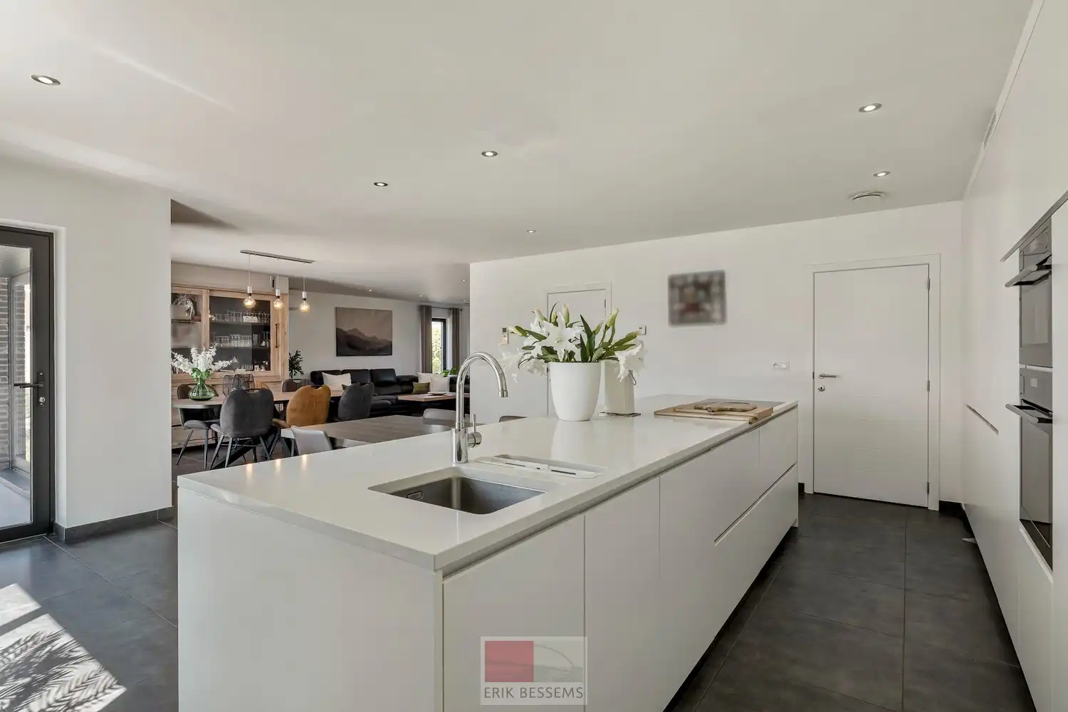 Deze moderne halfopen woning, gebouwd in 2016, biedt een bewoonbare oppervlakte van maar liefst 232 m² op een perceel van 377 m² en maar liefst 5 slaapkamers waarvan er eentje in gebruik is als bureau. foto 4