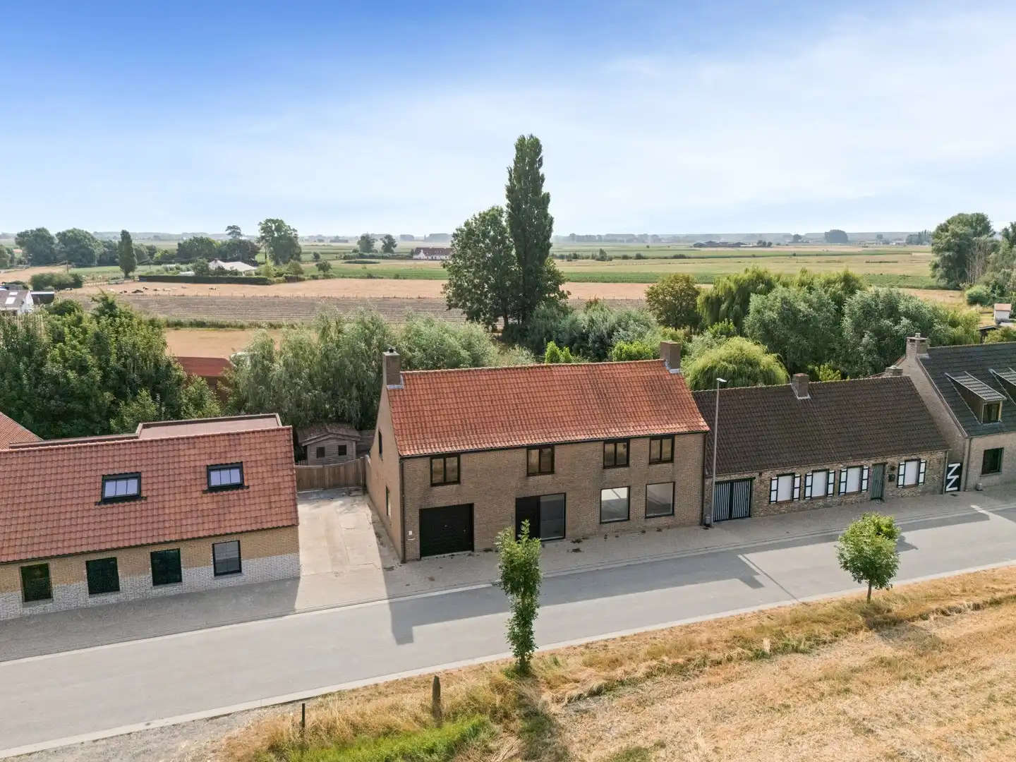 Ruime halfopen woning met 5 slaapkamers, grote tuin en prachtig open zicht in Lapscheure. foto 2