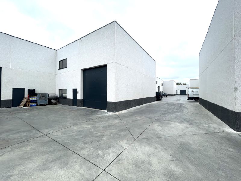 Goed gelegen nieuwbouw magazijn van 438 m² met 4 parkeerplaatsen foto {{pictureIndex}}