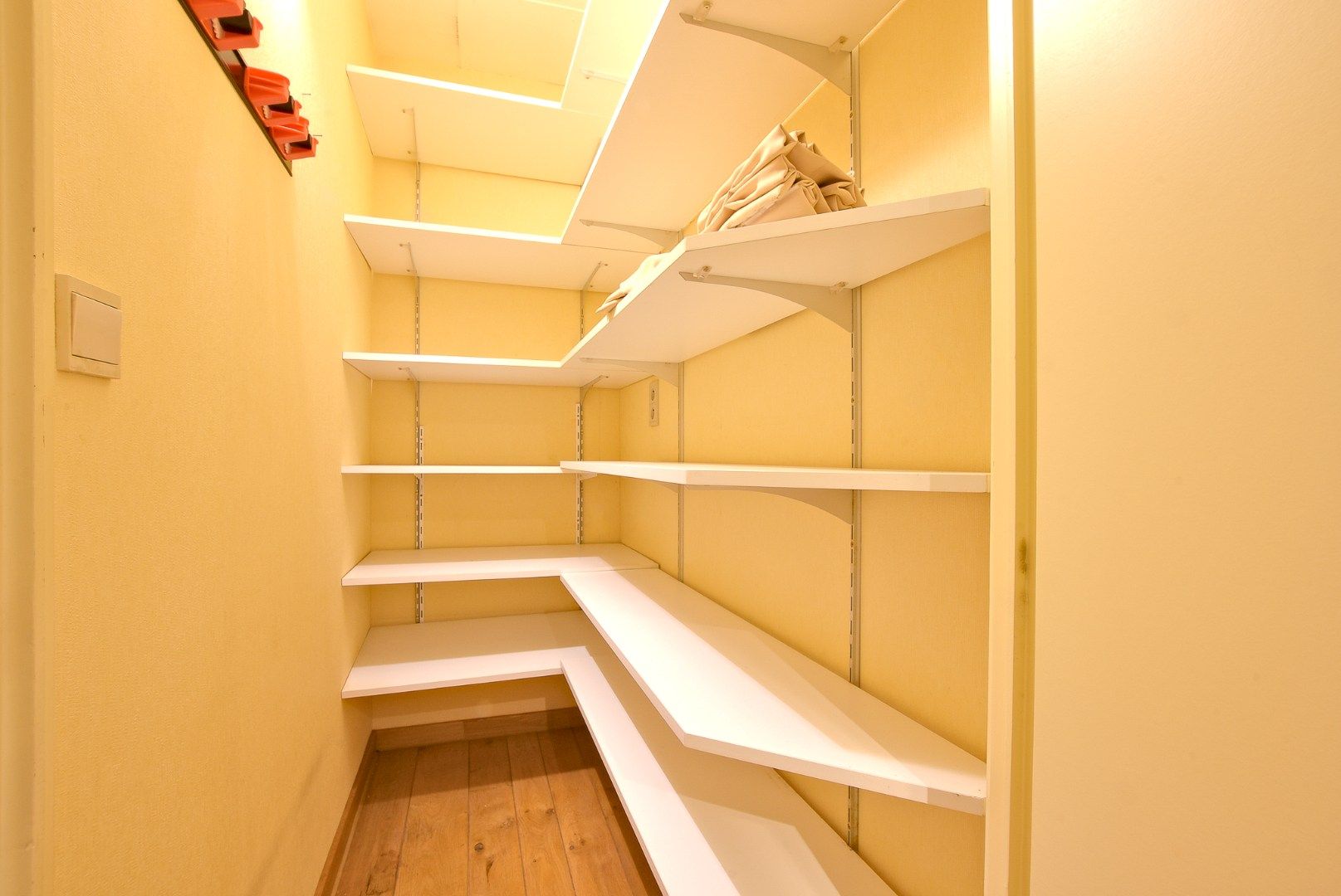 Prachtige 2/3-slaapkamer appartement (112m² + 12m²) in de winkelstraat van Nieuwpoort-stad. foto 10