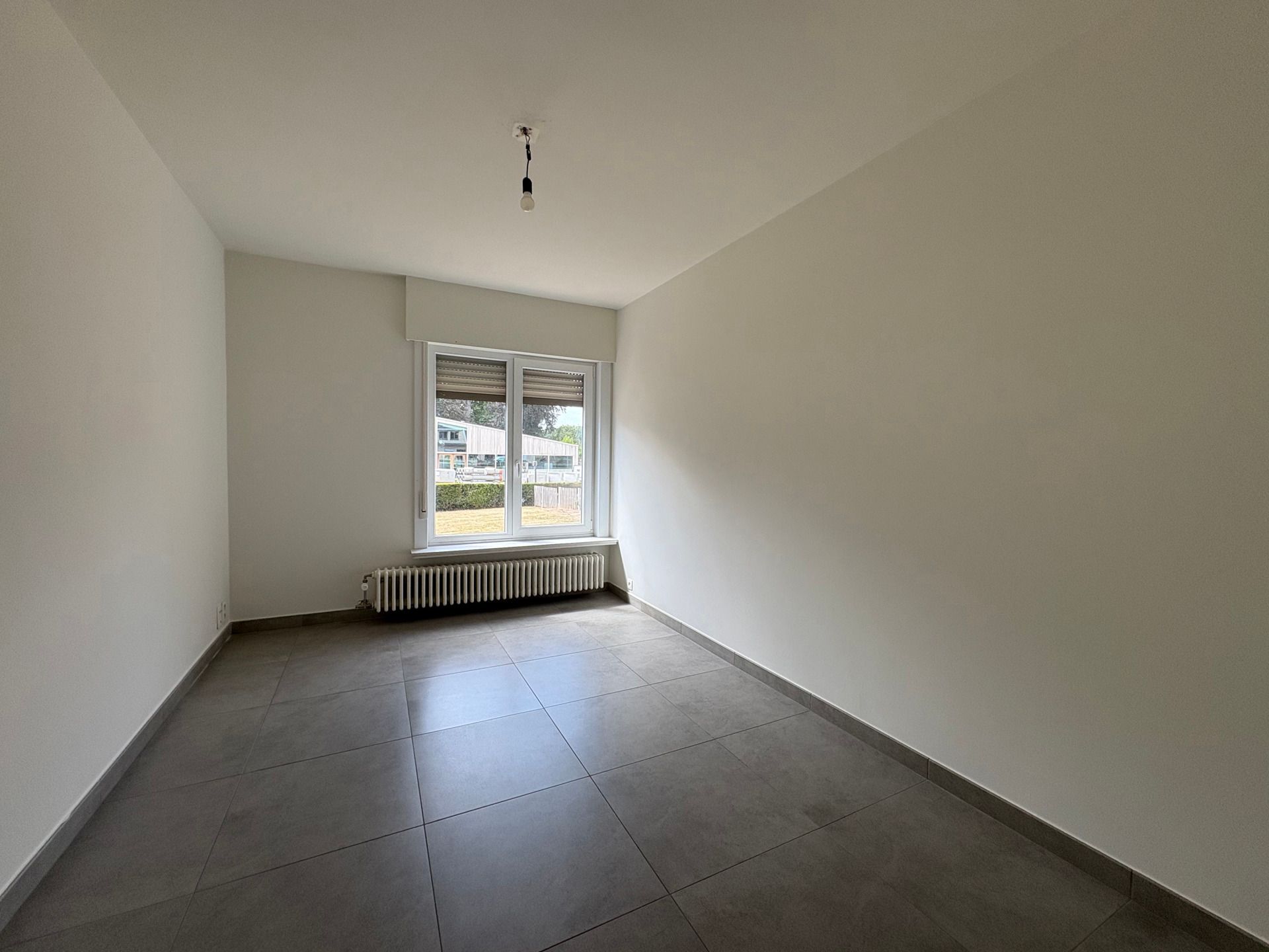 Ruime gerenoveerde woning met 5 slpks in centrum Ouwegem foto 9