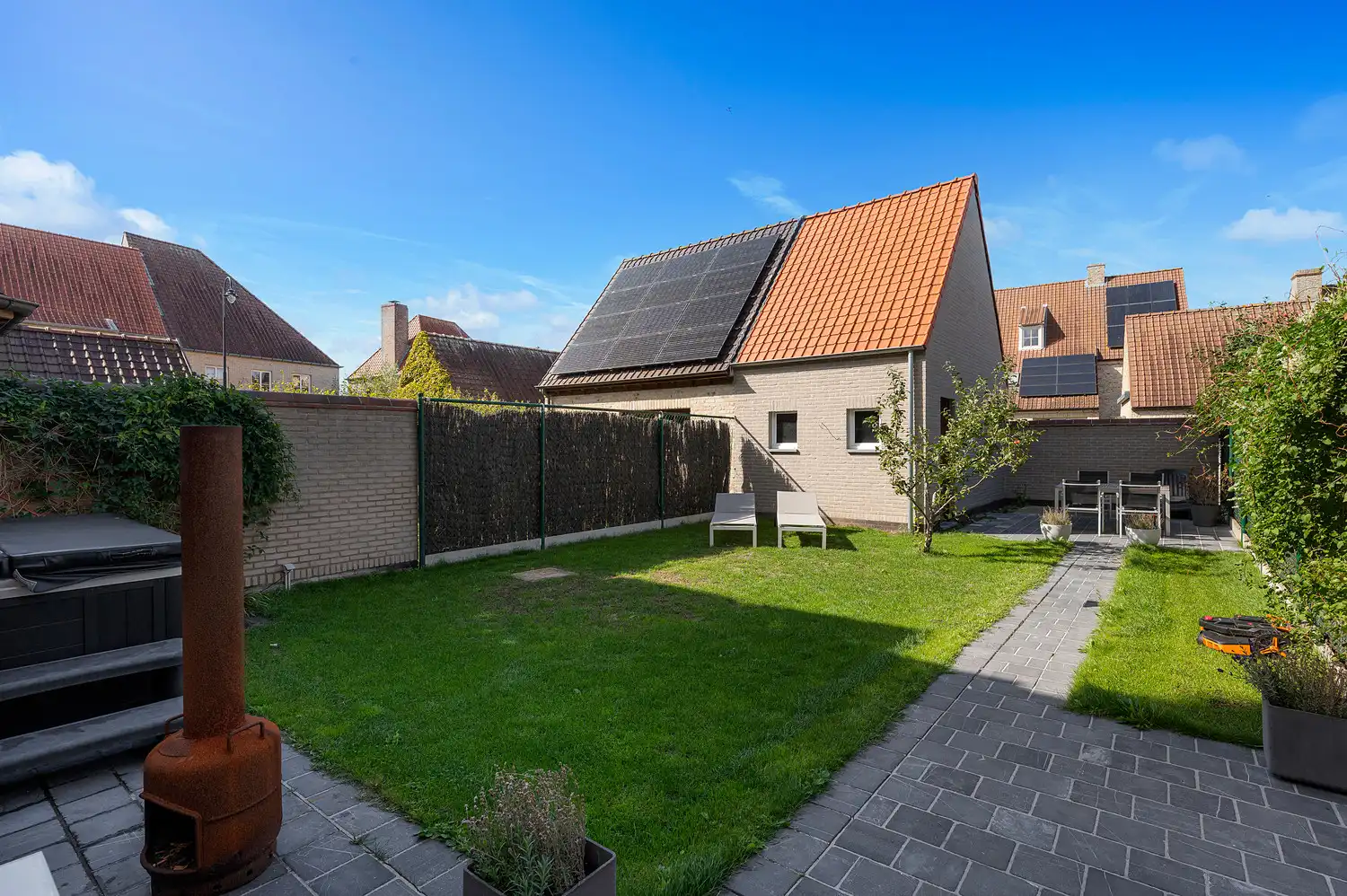 Ruime gezinswoning met 3 slaapkamers, garage  en tuin foto 8