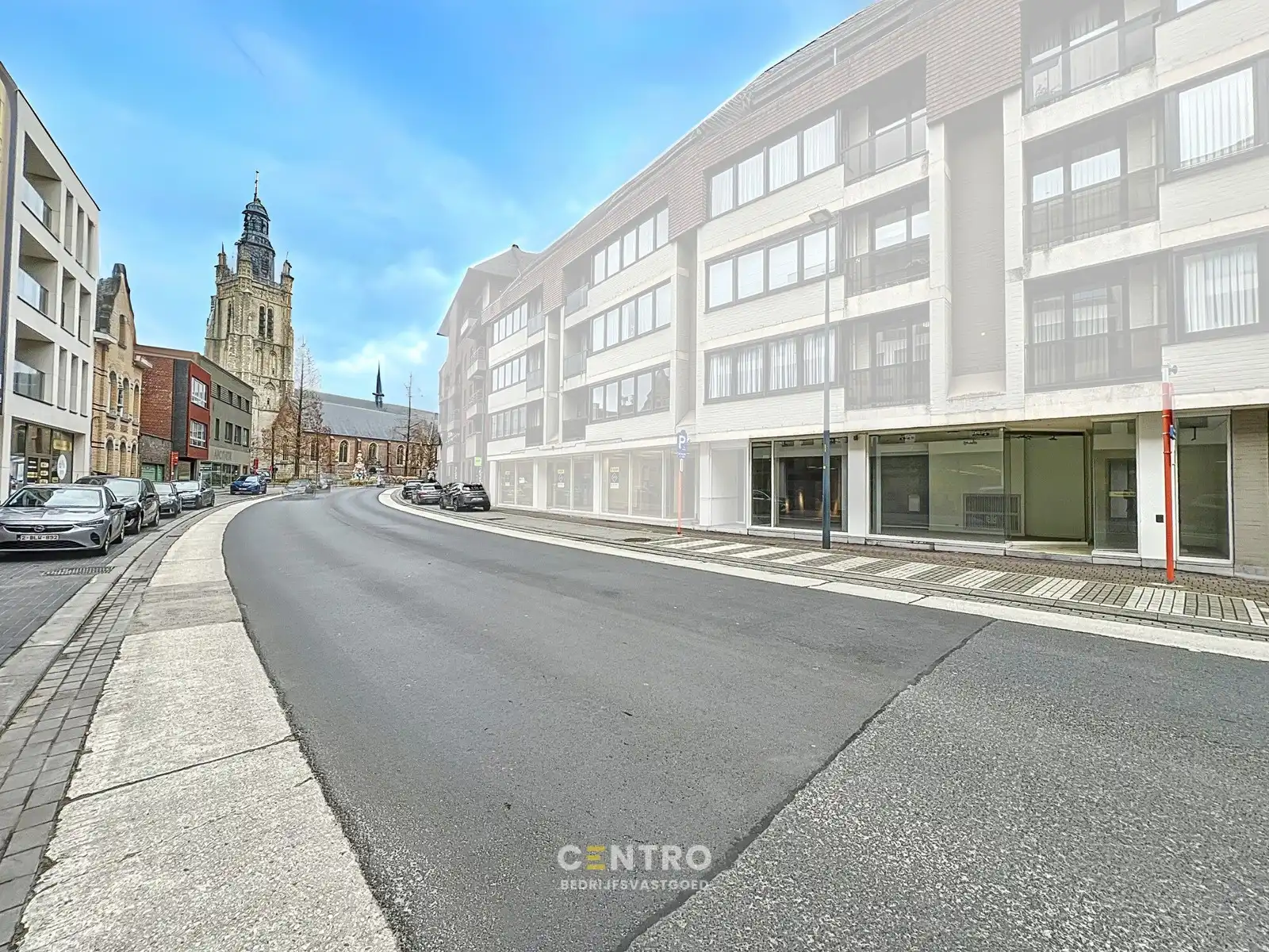 Winkelruimte van ± 212 m² te Roeselare - dicht bij de Grote Markt aan héél AANTREKKELIJKE prijs! foto {{pictureIndex}}