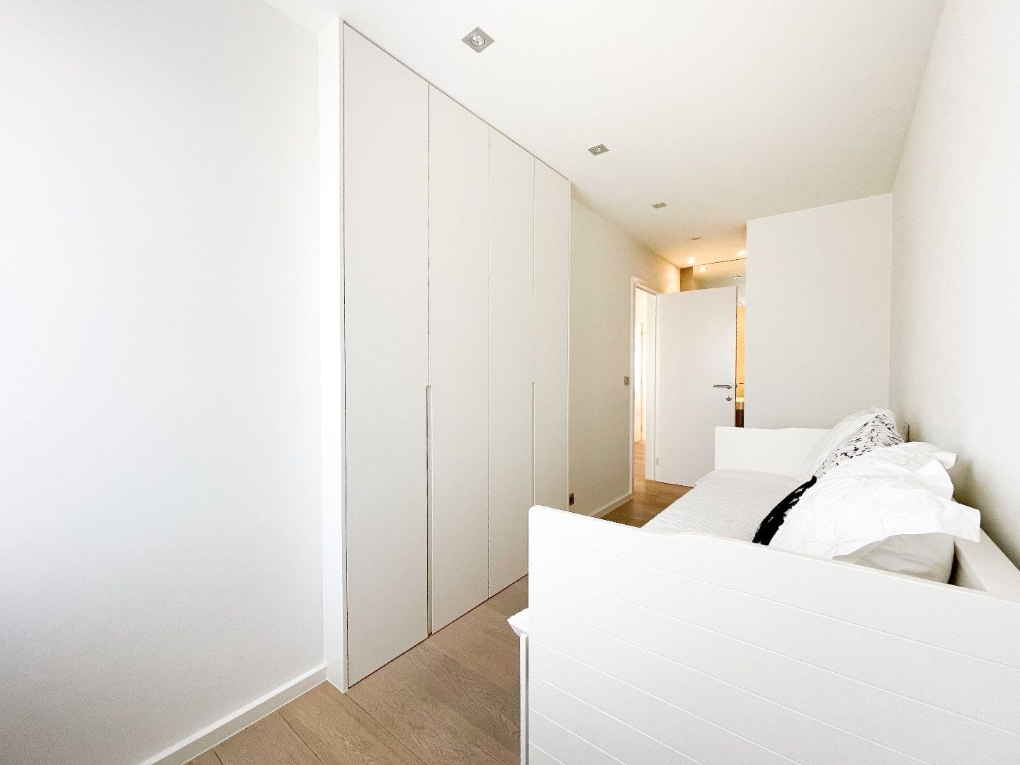 Zeer goed gelegen penthouse met zonneterrassen vlakbij de winkels van de Dumortierlaan en de Lippenslaan. Mogelijkheid tot aankoop parking. foto 16