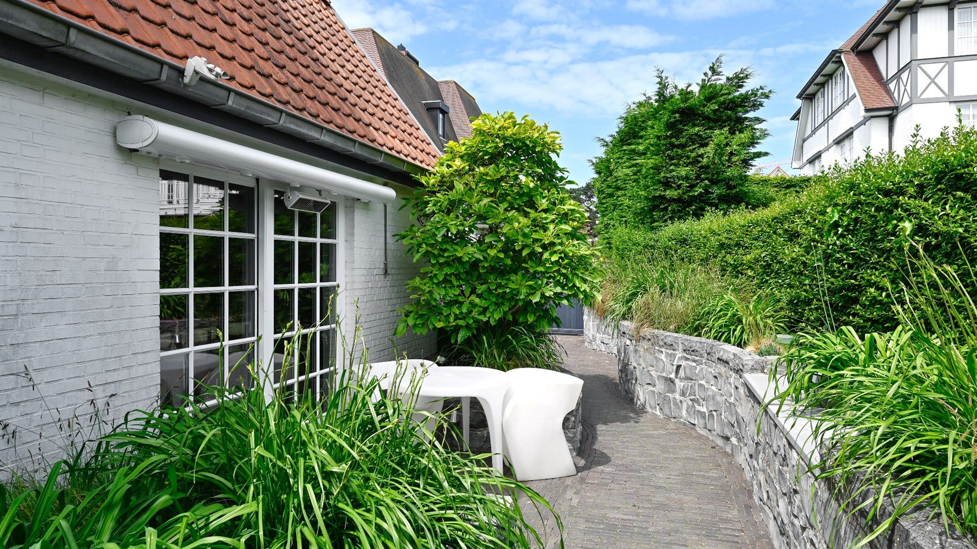 Charmante koppelvilla gelegen op 250 meter van het strand en vlakbij de Kustlaan en het Albertplein te Knokke-Zoute. foto 4