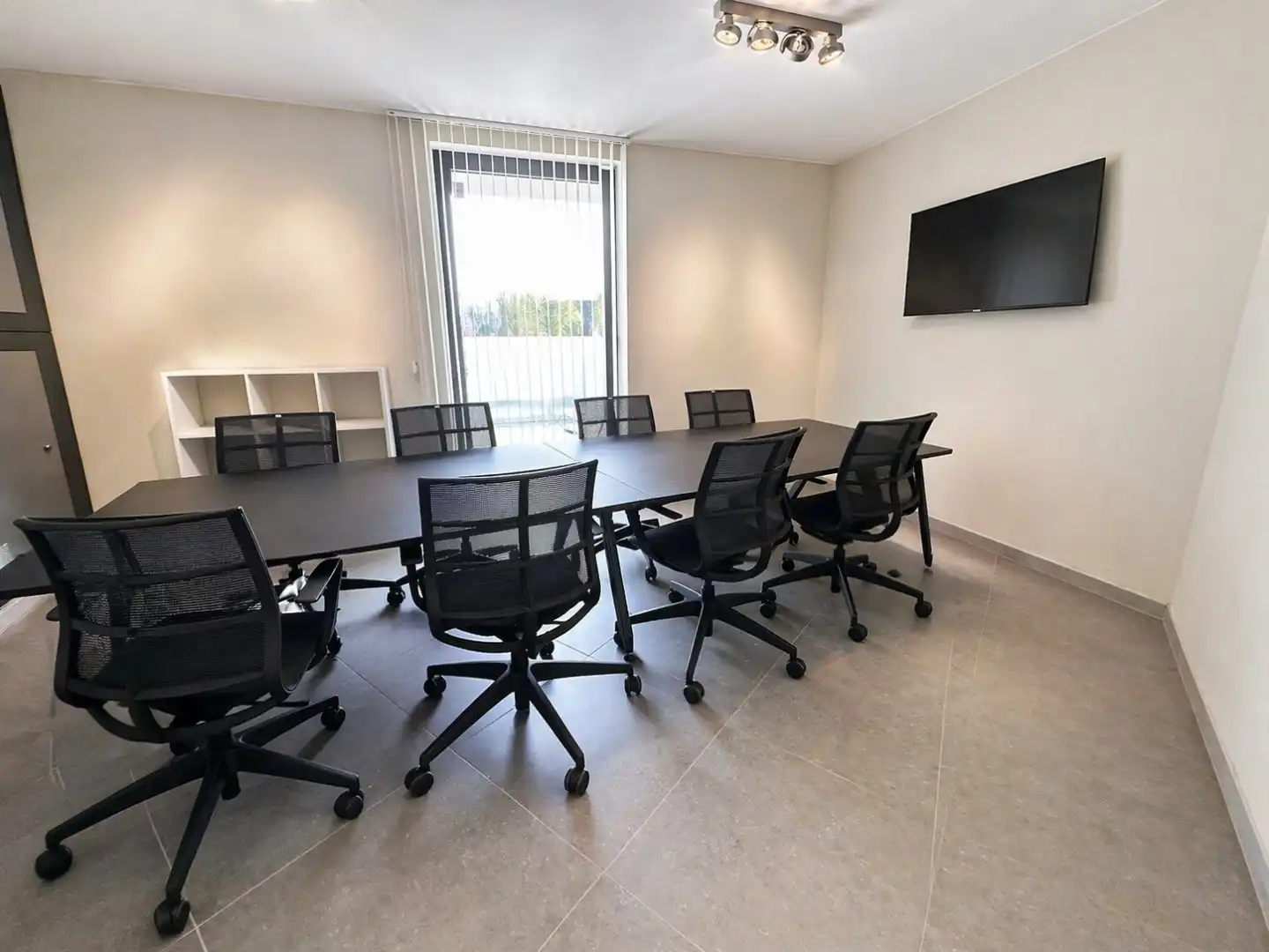 Instapklare kantoorruimte centrum Torhout, unieke kans! foto 4