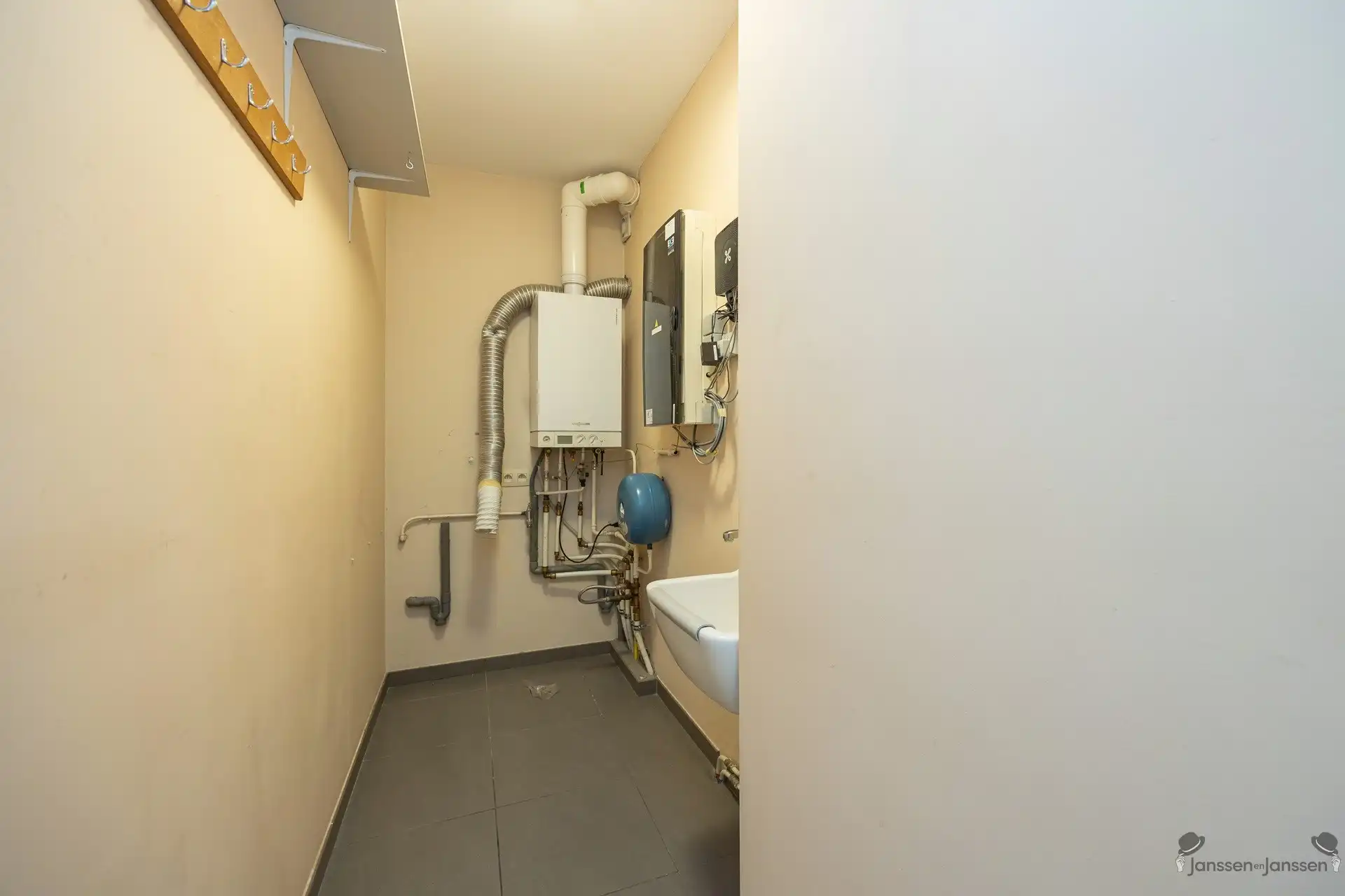 Instapklaar appartement met 2 slpks, terras en autostaanplaats foto 14