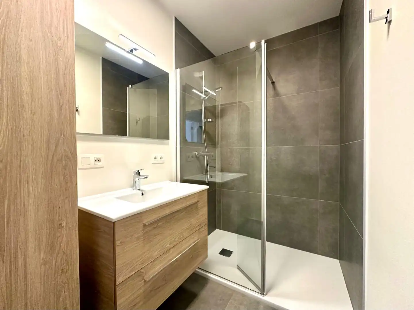 Modern appartement op gunstige ligging te Sint-Andries foto 11