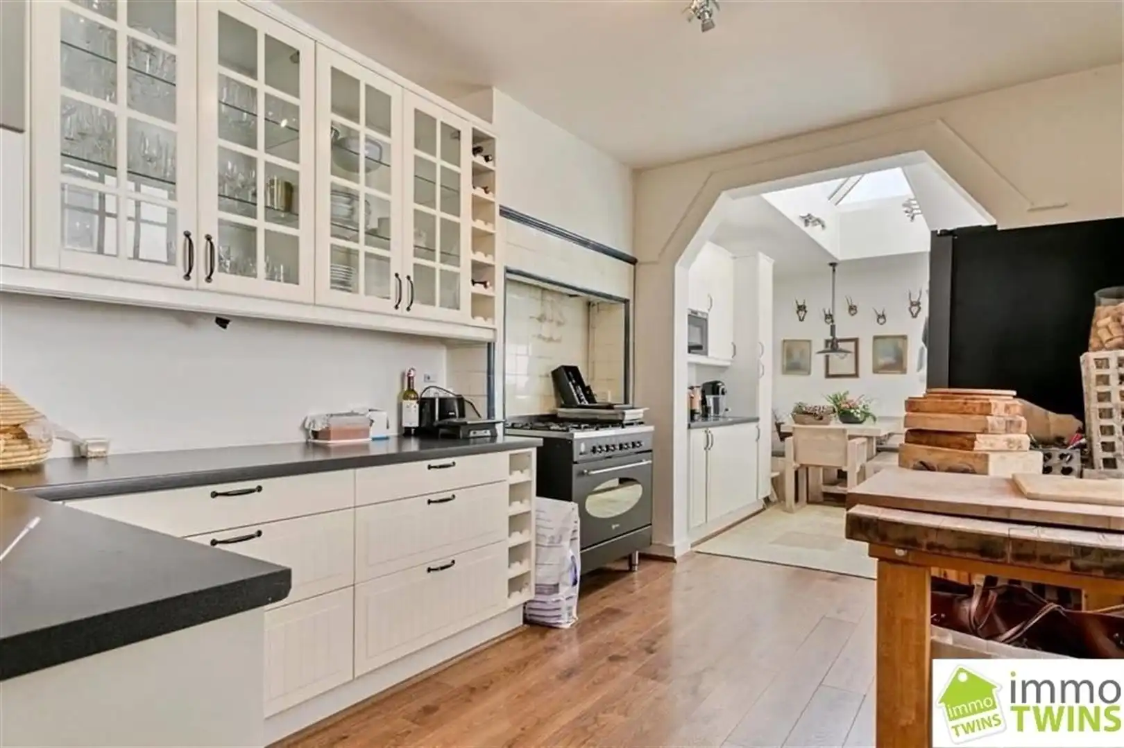 Karaktervolle, ruime woning met 6 slaapkamers, binnenkoer met jacuzzi en topligging! foto 7