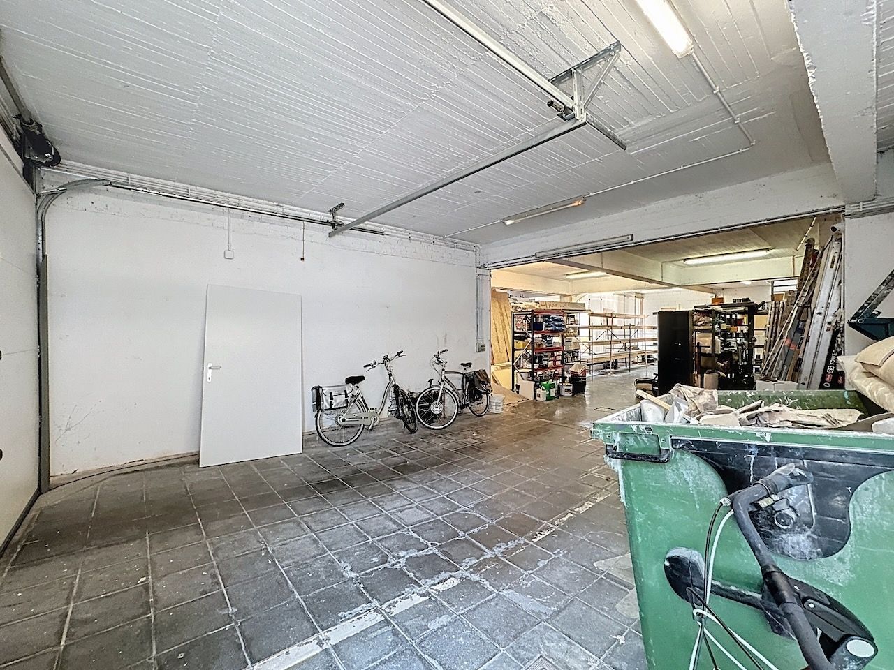 Loods van 156 m² met atelier/opslagmogelijkheden gelegen in het centrum van Heist. foto 4