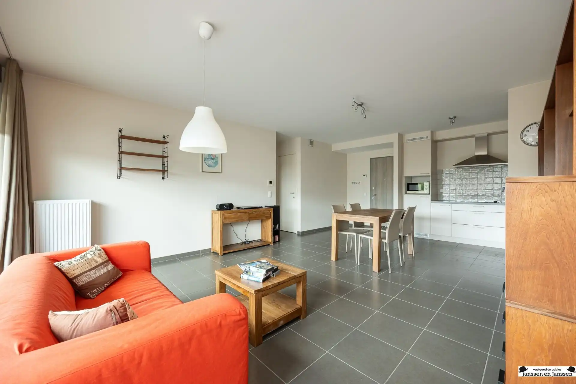 Instapklaar 1-slaapkamerappartement met groot terras in hartje Brasschaat foto {{pictureIndex}}