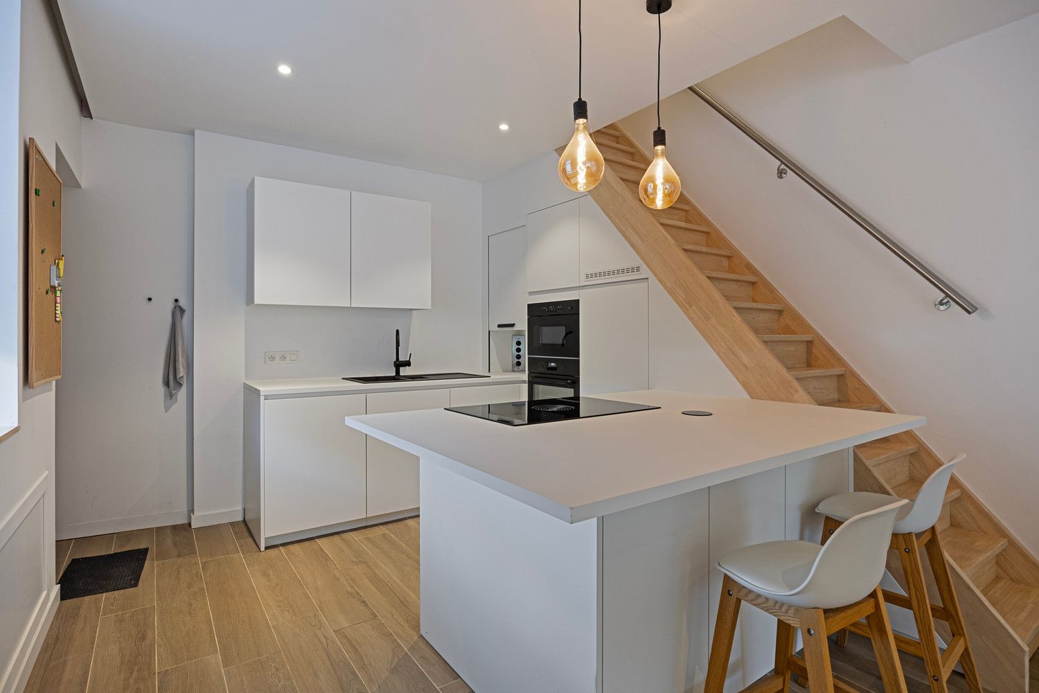 INSTAPKLARE EN VOLLEDIG GERENOVEERDE WONING TE DIEST! foto 7