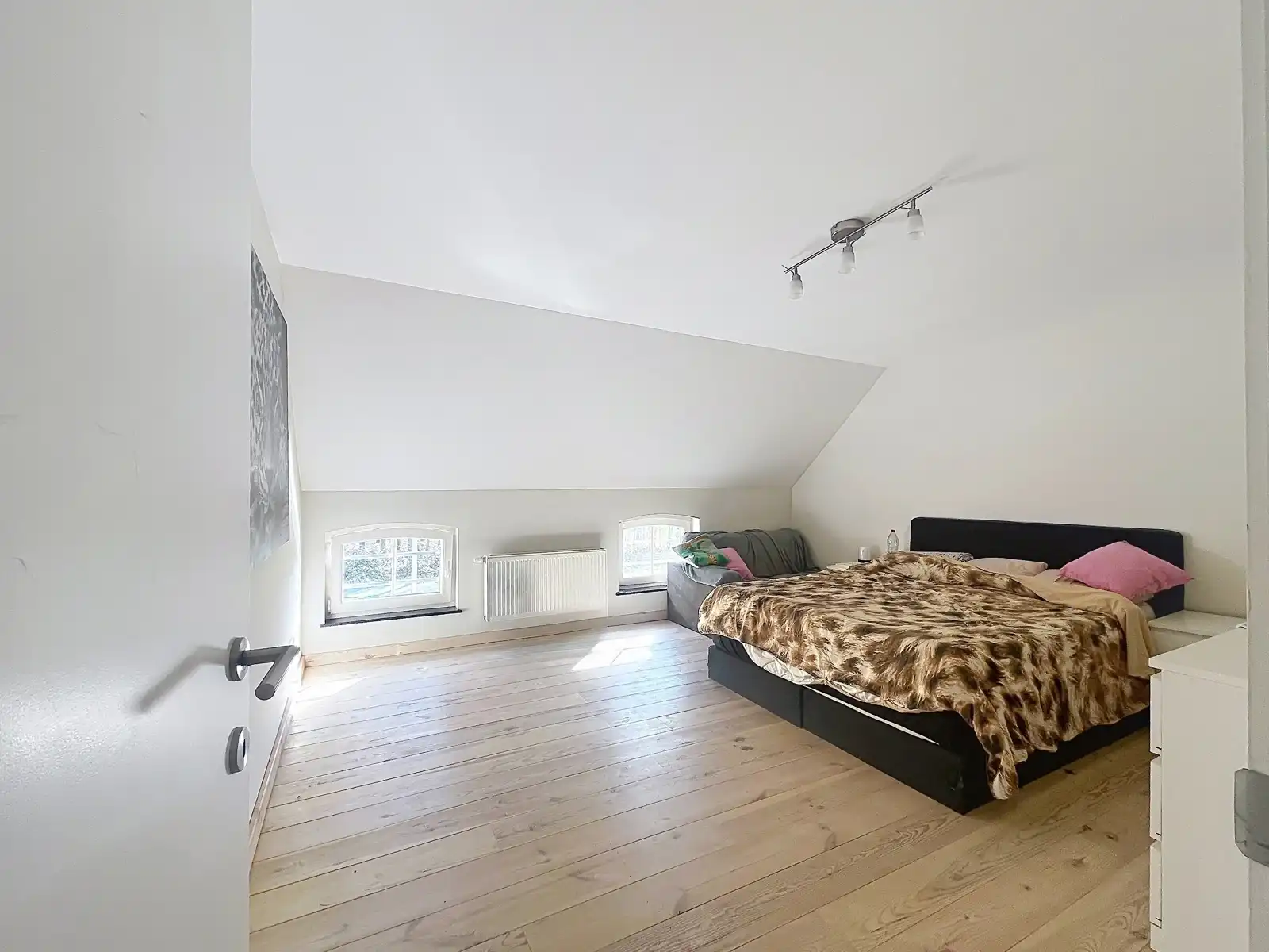 Rustig gelegen woning met 3 SLPK én Terras! foto 10