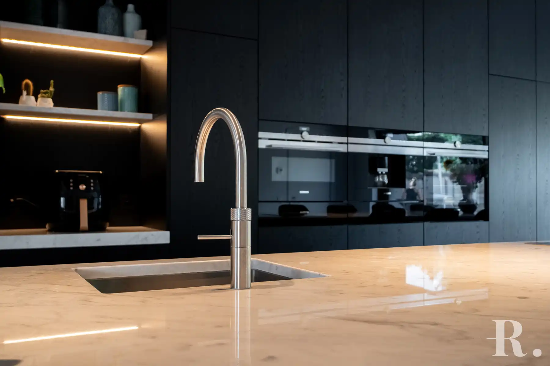 Instapklare woning met alle luxe en zwembad op goede locatie foto 10