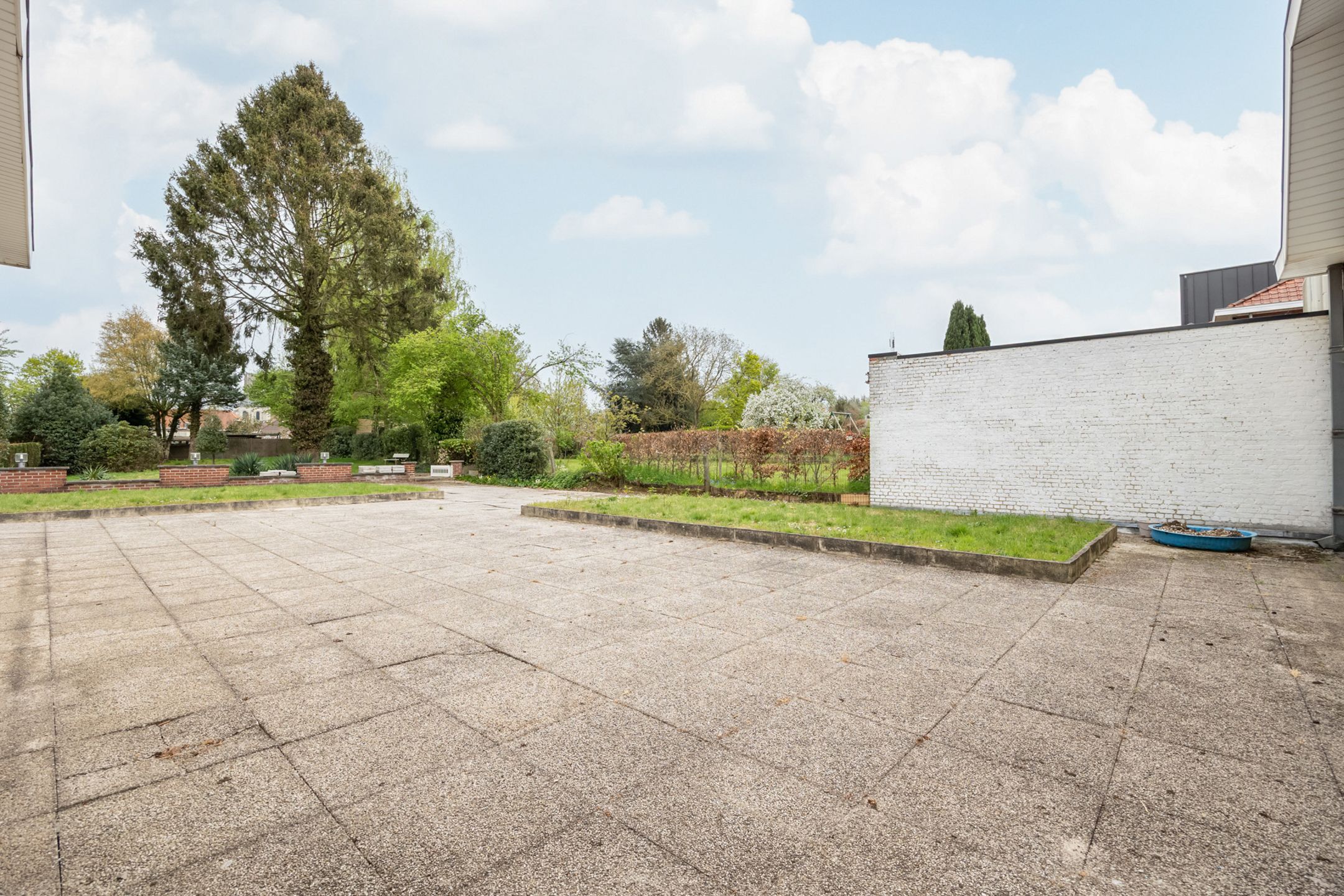Uitzonderlijk groot gebouw met appartement en handelsruimte foto 22