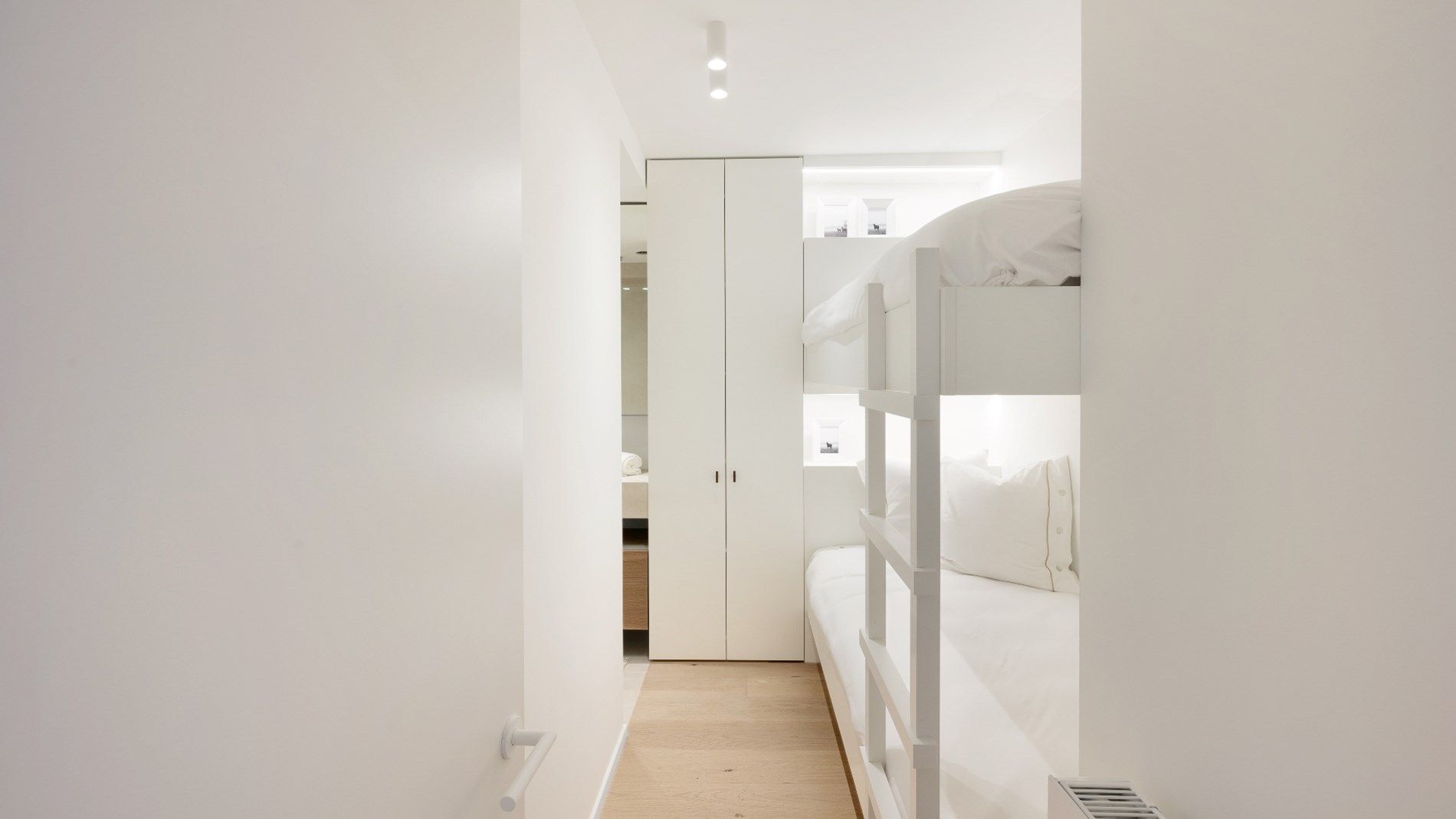 Prachtig gerenoveerd 3-slaapkamer appartement gelegen op de Lippenslaan.  foto 20