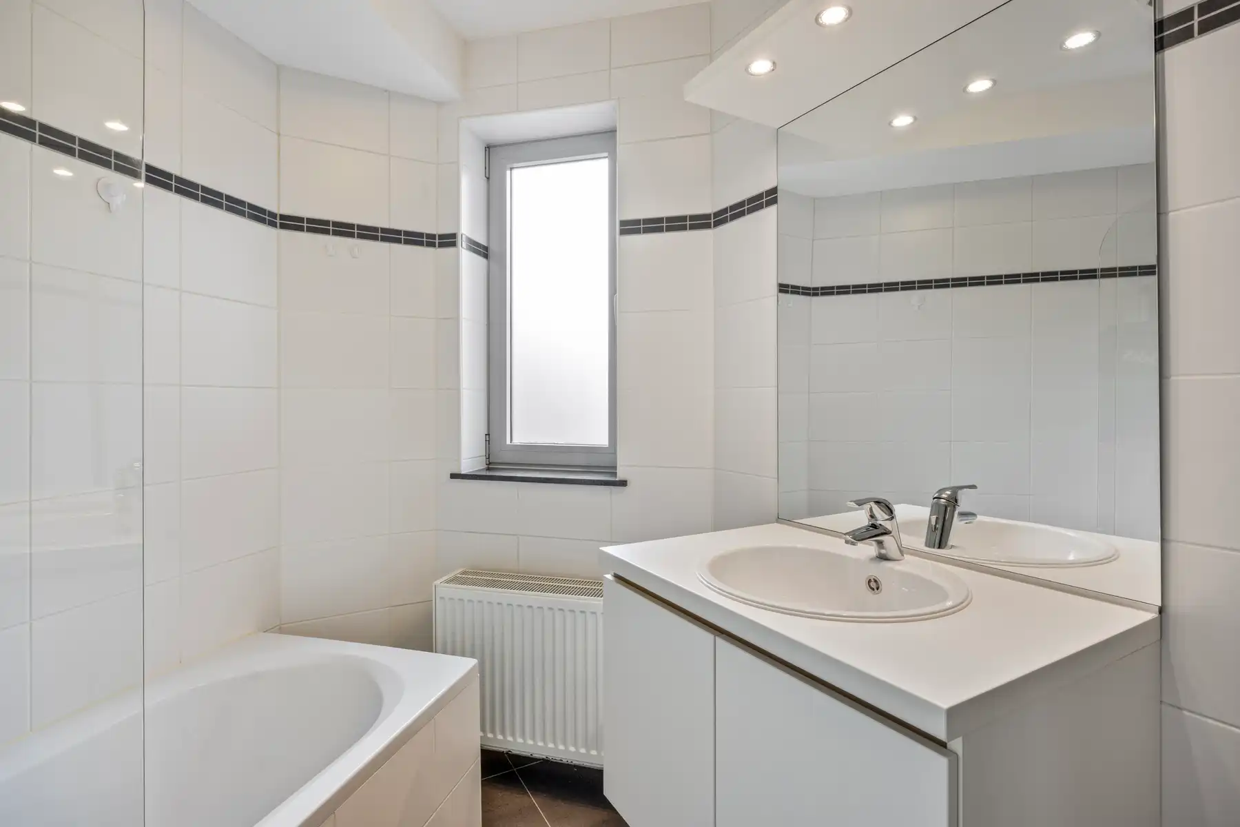 Instapklaar appartement met 2 kamers, staanplaats en terras foto 14