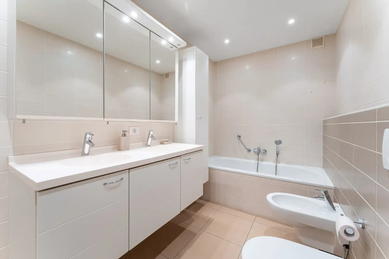 Mooi ruim appartement met 3 slk's op de Zeedijk in het Zoute foto 7