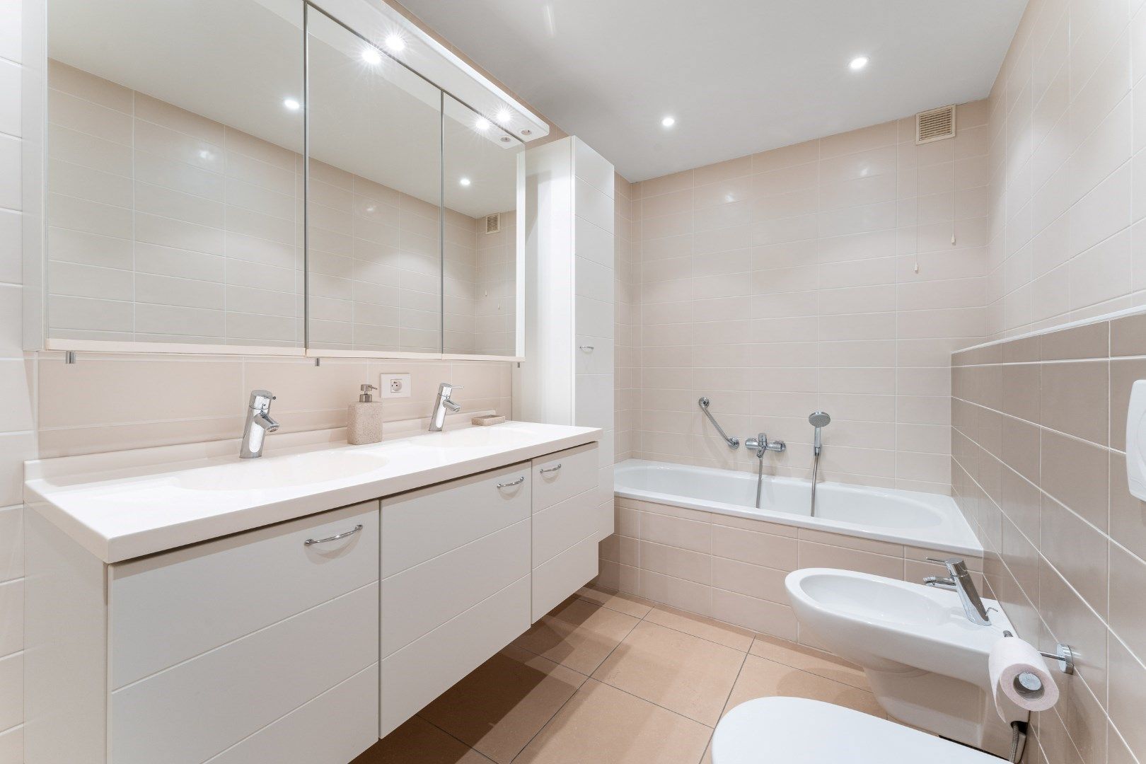 Mooi ruim appartement met 3 slk's op de Zeedijk in het Zoute foto 7