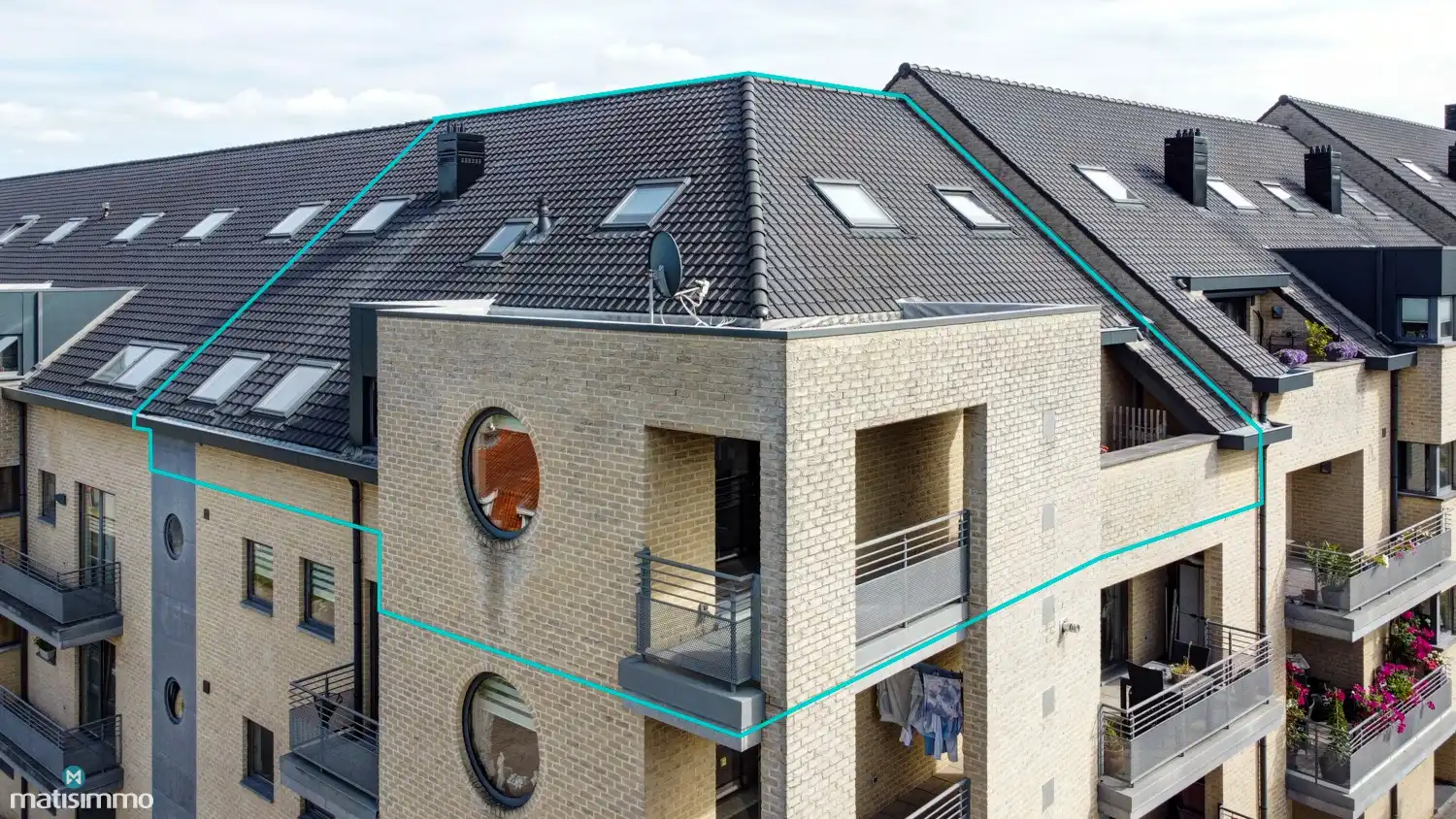 ZEER RUIM EN MODERN DUPLEXAPPARTEMENT (234M²) MET 5 SLAAPKAMERS, 2 BADKAMERS, 2 TERRASSEN, 2 KELDERS, DUBBELE GARAGE (60M²) (+ OPTIONEEL GARAGE) IN HET CENTRUM VAN LANAKEN foto 2