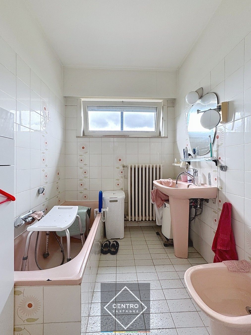Verwarmd en geïsoleerd MAGAZIJN (250m²) met een te renoveren BUNGALOW (5 slpkms en garage) op AAA-locatie (op 1 km van afrit E40)! foto 5