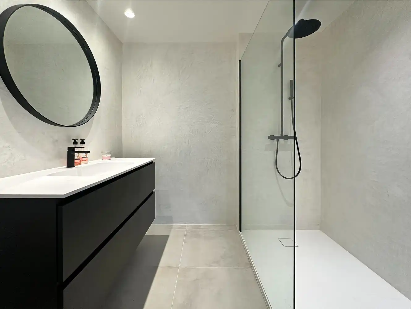 Gerenoveerd 1 slaapkamer appartement met groot terras te Berchem! foto 9