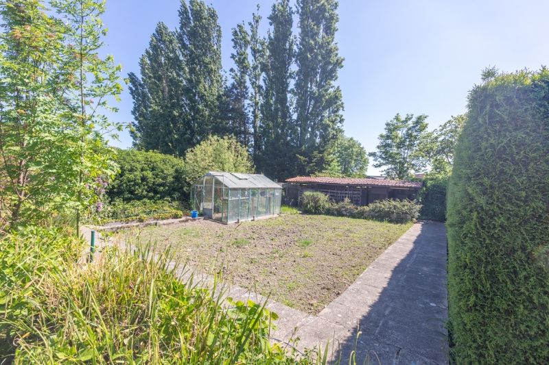 Rustig gelegen, ruime te moderniseren woning met tuin, garage en  bijgebouw van +/- 60m²  ....(kijkt uit op de velden). foto 4