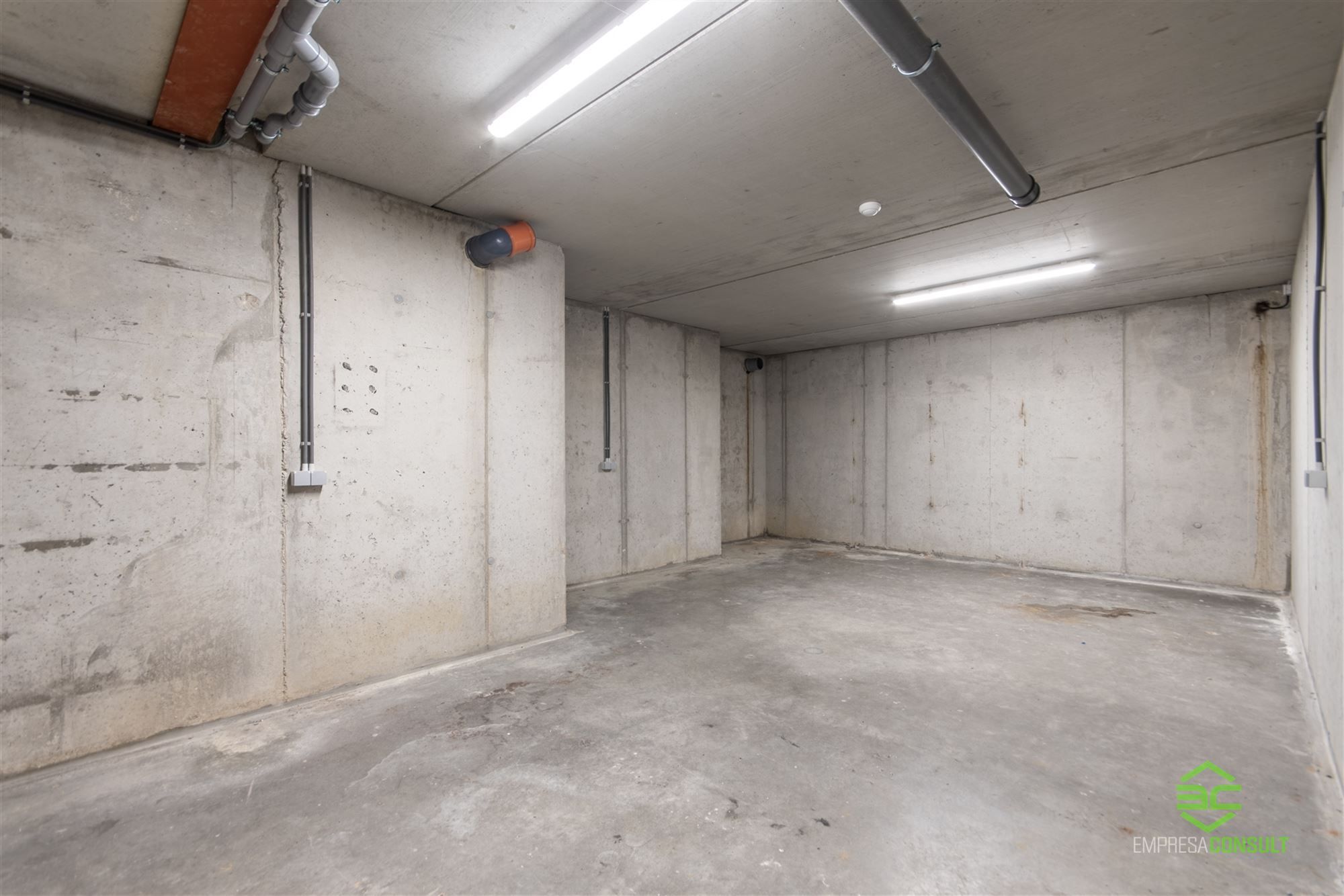 Toonzaal met appartement en 2 ruime garages op een topligging! foto 11