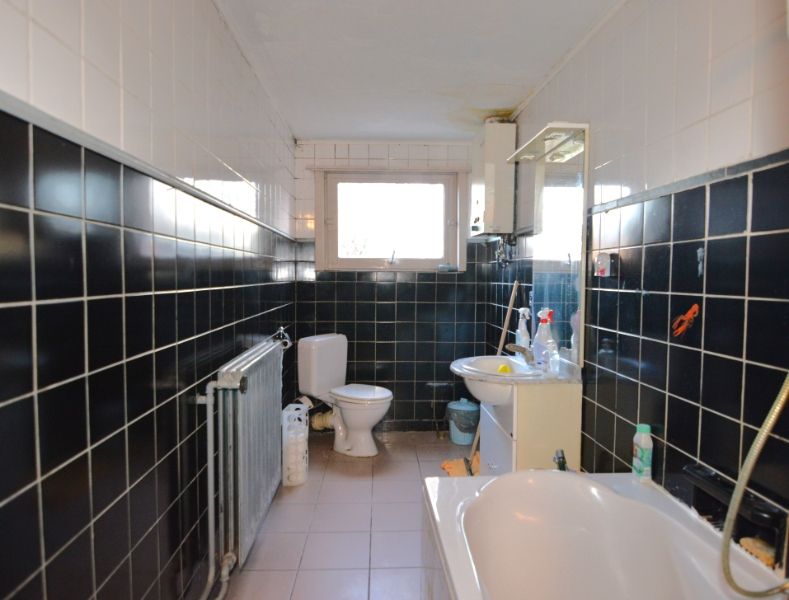 TE RENOVEREN: Ruime gezinswoning met 4 slaapkamers en tuin nabij stadscentrum en station foto 12