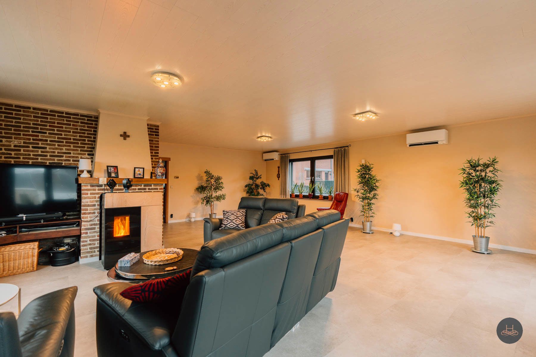 Ruime energiezuinige gezinswoning met veel parkeerplaatsen foto 4