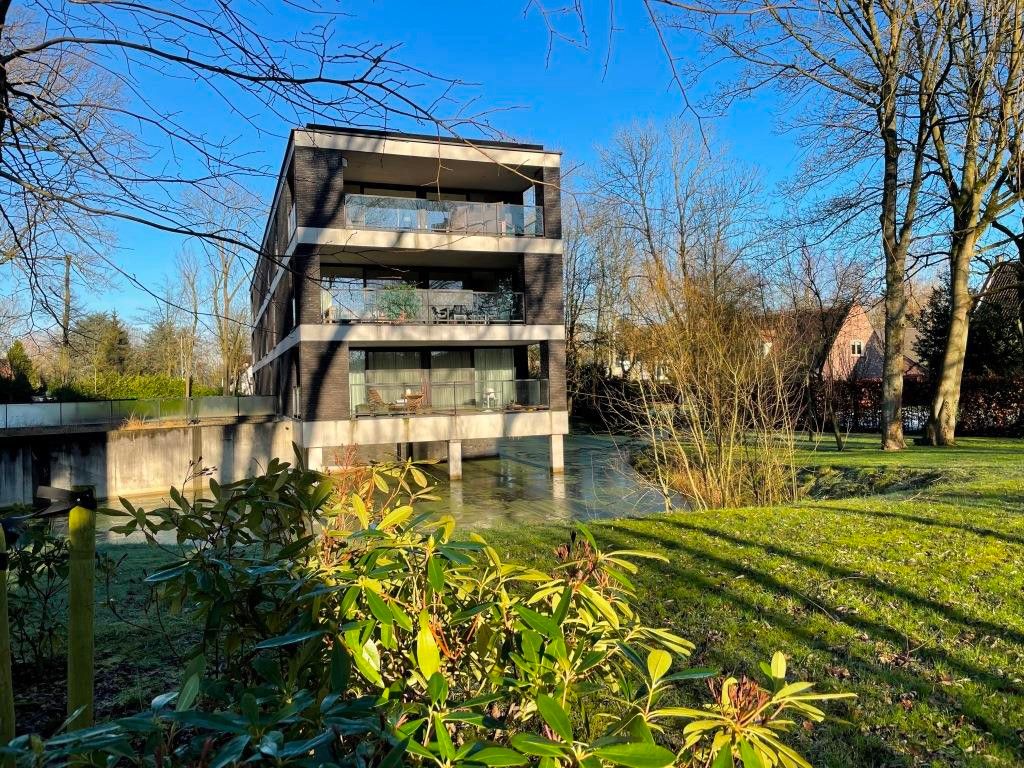 Residentie Silvae is gelegen in een parktuin aan de zuidrand van Gent.  Het appartement (153m²) heeft een terras van 32m², een woonkamer met zicht op het groen en 3 slaapkamers. foto 2