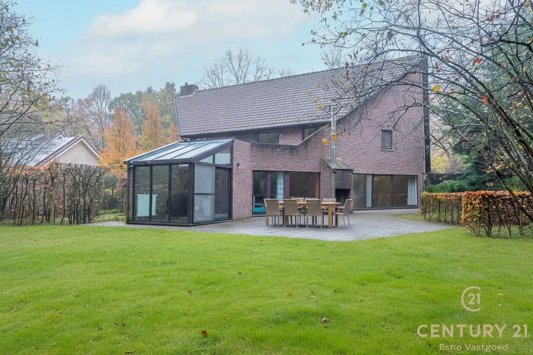 Ruime, unieke villa op royaal perceel in villawijk De Lint. foto 3