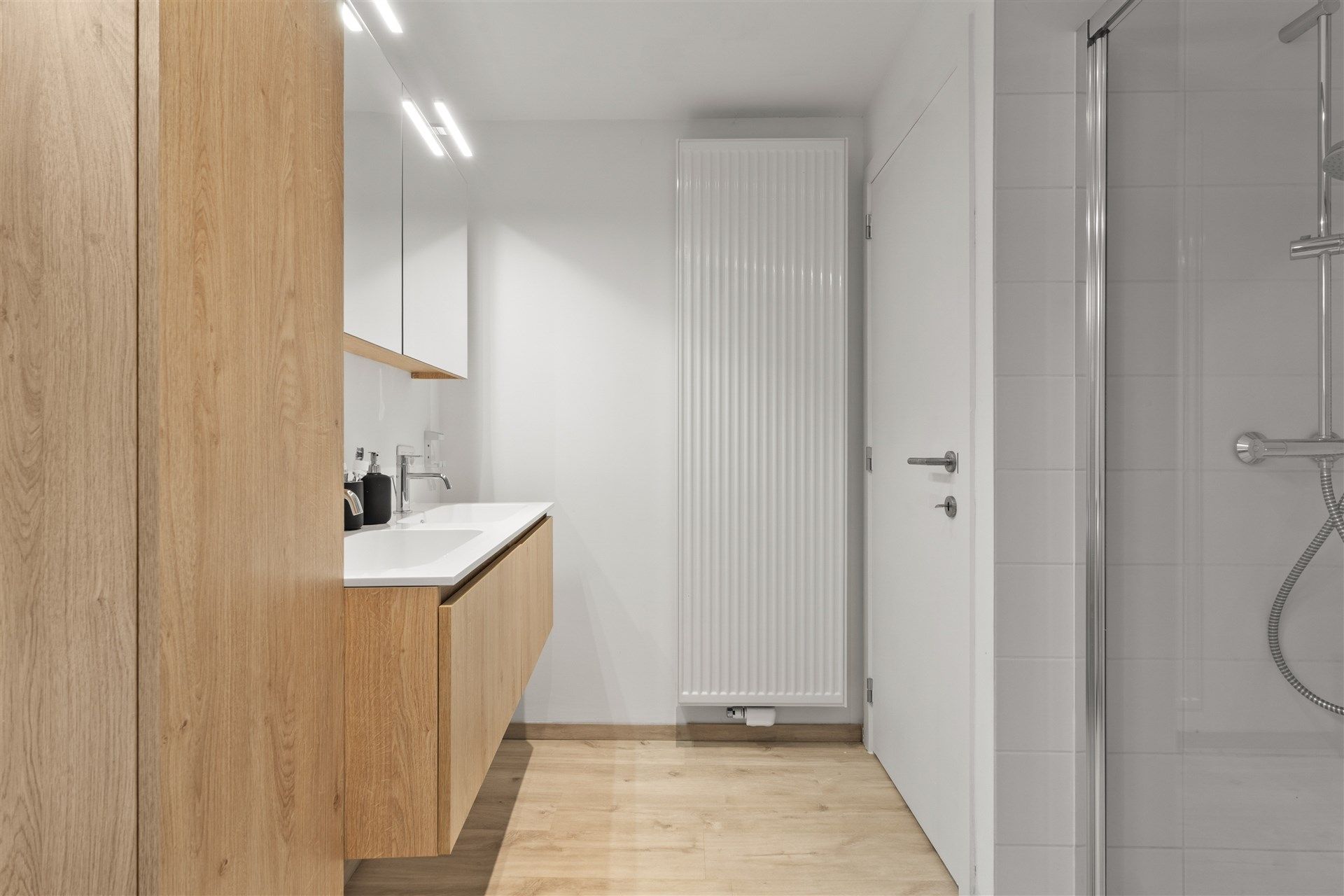 Moderne gezinswoning met 3 slaapkamers en bureau.  foto 19