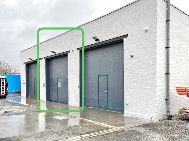 TE HUUR : MAGAZIJN OP 105 M² foto {{pictureIndex}}