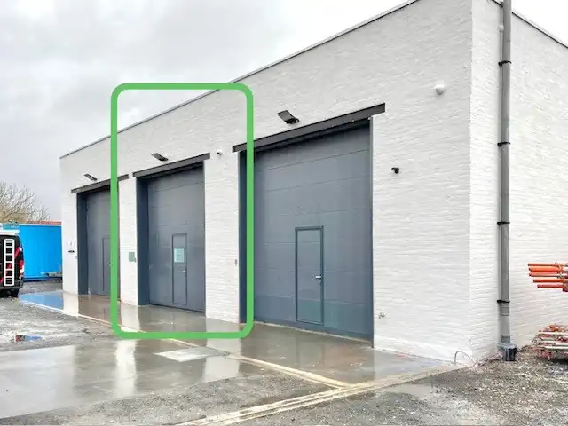 TE HUUR : MAGAZIJN OP 105 M² foto {{pictureIndex}}