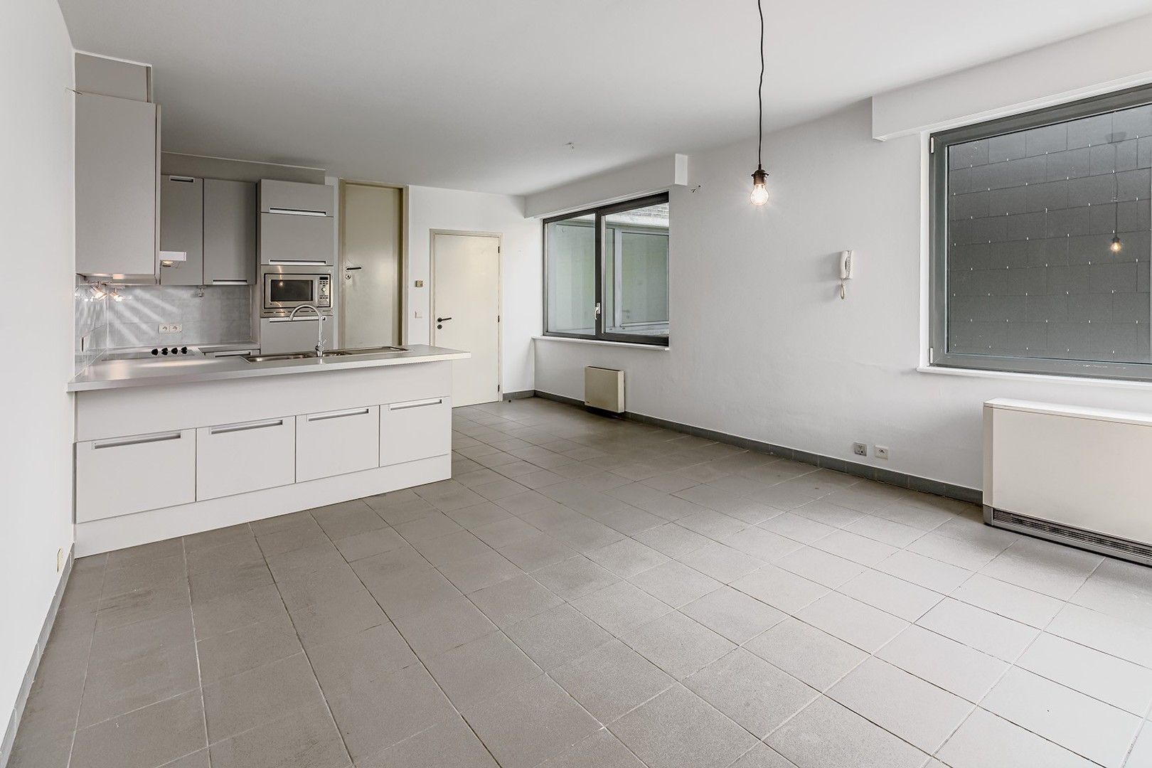 Handelspand met achterliggend appartement te huur foto 8