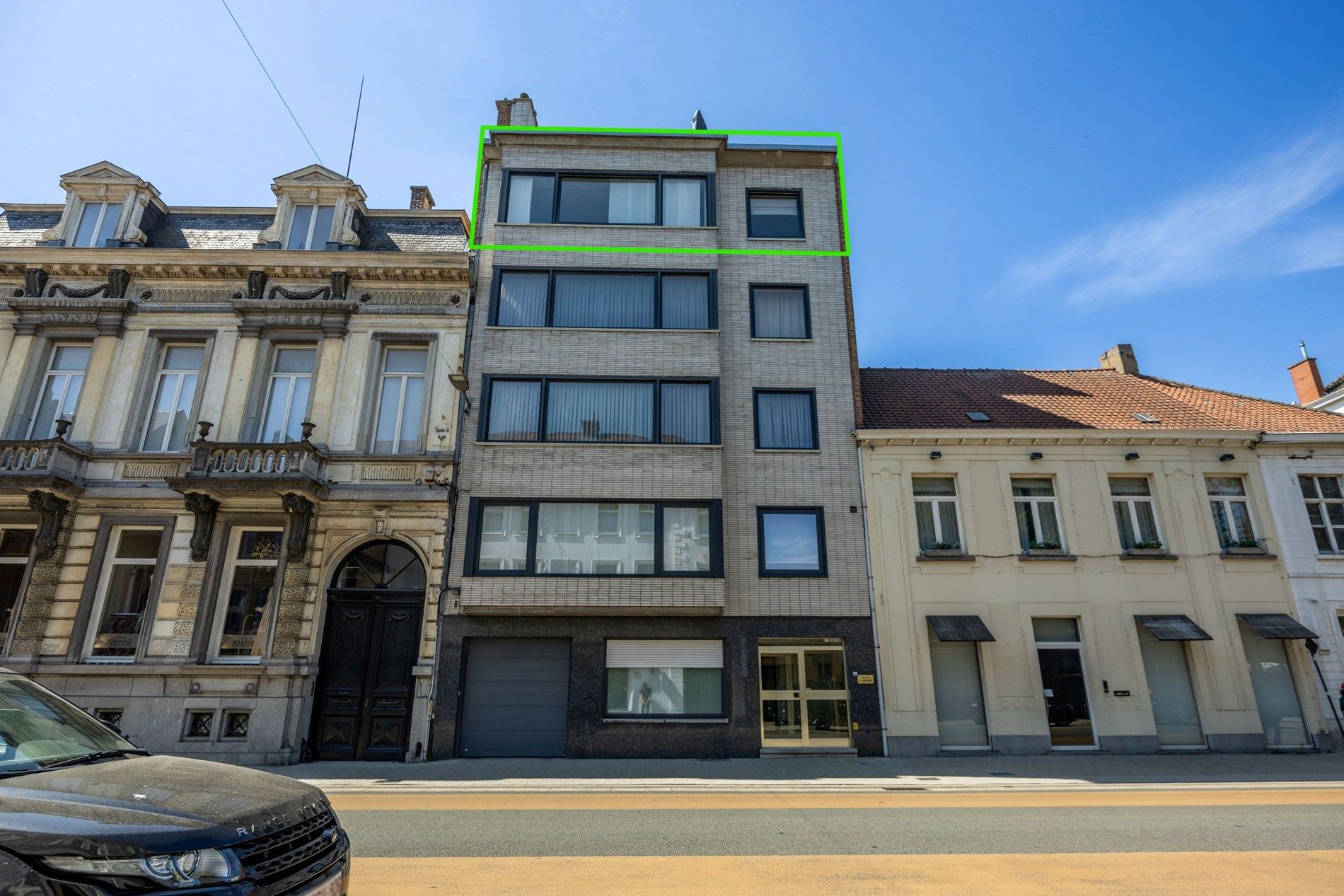RUIM INSTAPKLAAR APPARTEMENT MET GARAGE foto {{pictureIndex}}