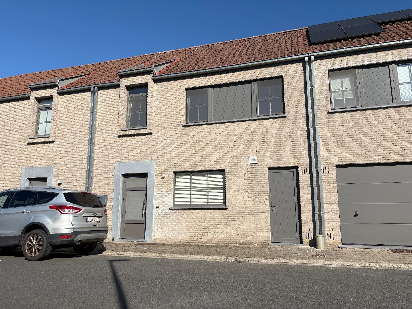 Recente woning (BJ2014) in populaire buurt met 4 slaapkamers, tuin en zij-uitweg in Kuurne. foto {{pictureIndex}}