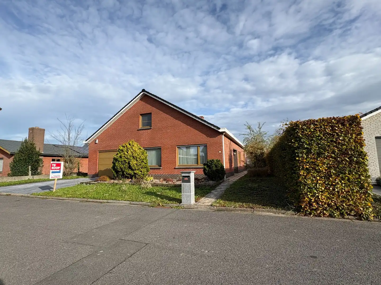 Ruime en goed onderhouden bungalow met zonnige tuin– Elverdinge dorpskern. Opp: 884m². foto 3