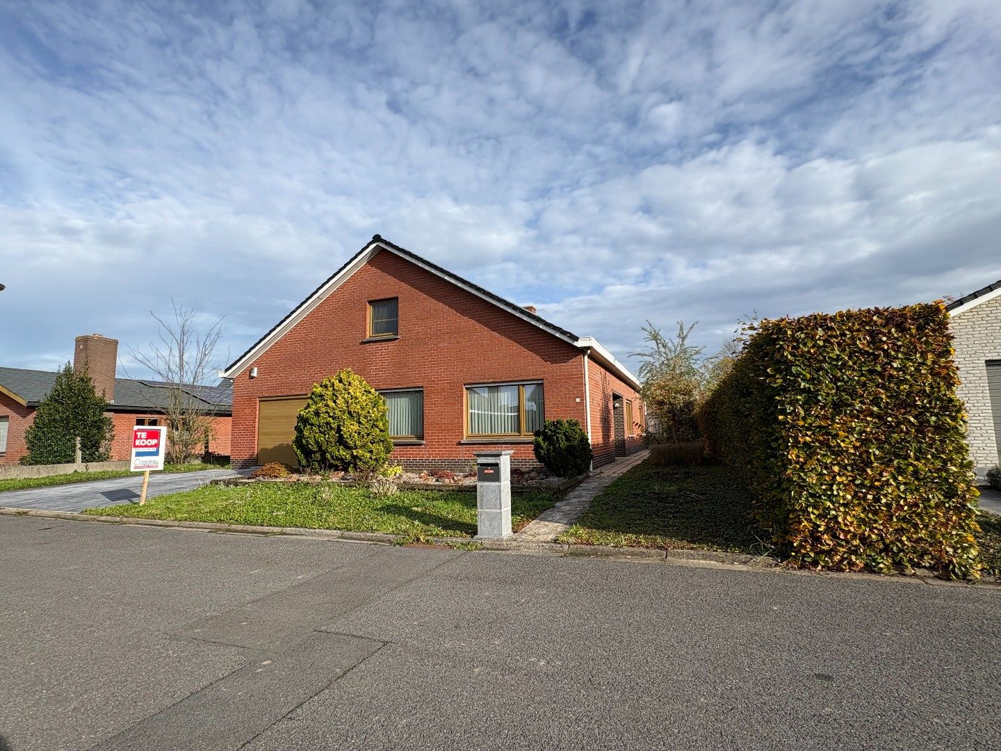 Ruime en goed onderhouden bungalow met zonnige tuin– Elverdinge dorpskern. Opp: 884m². foto 3