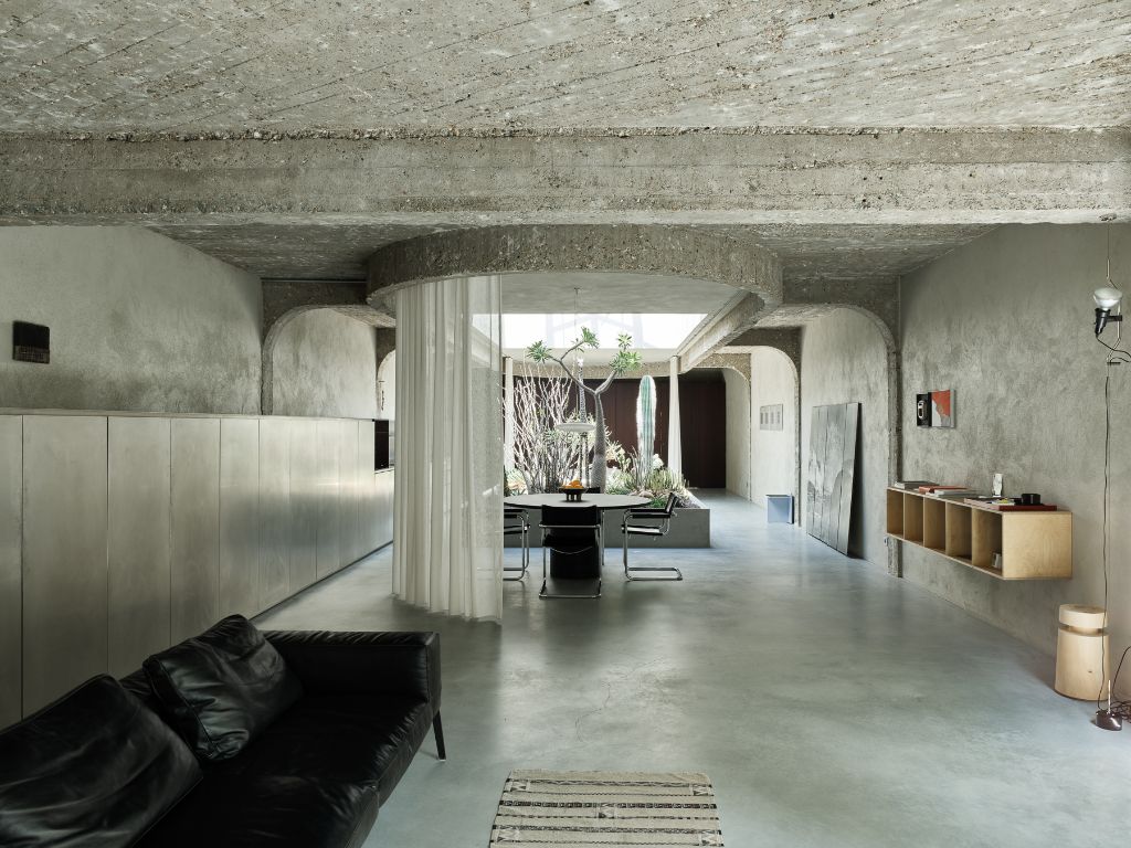 Uniqum - Architectuur tot op haar essentie. Een bijzonder doordacht brutalistisch appartement met tuin op een gegeerde locatie nabij het Sint-Pietersstation. foto {{pictureIndex}}