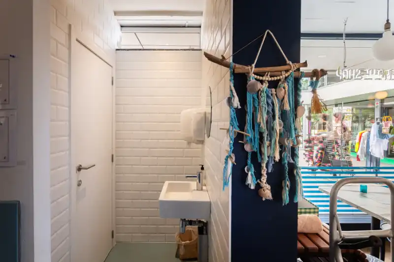 Prachtig handelspand met veel RUIMTE EN ETALAGE, gratis parking! TOPlocatie Patio Donk! foto 9