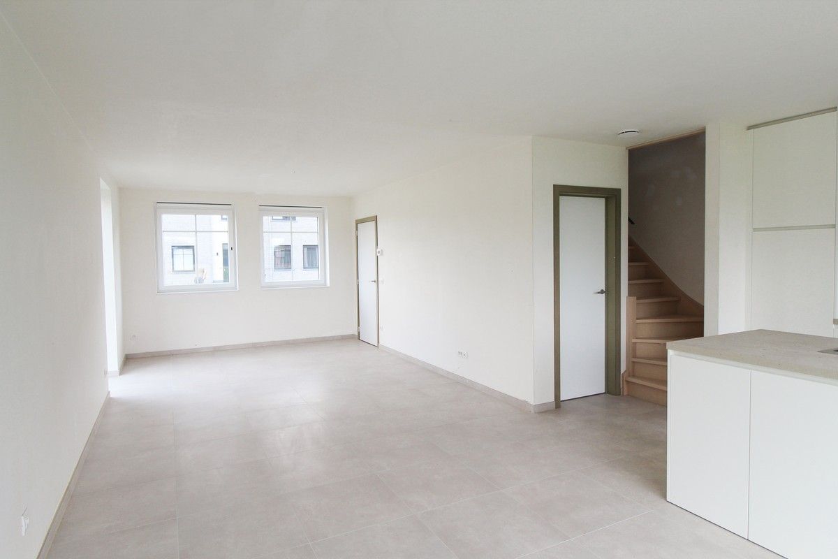 In de Tarwestraat te Meulebeke trekt Hectaar deze  3 hedendaagse nieuwbouwwoningen op, tijdloos en voorzien van alle comfort. foto 5