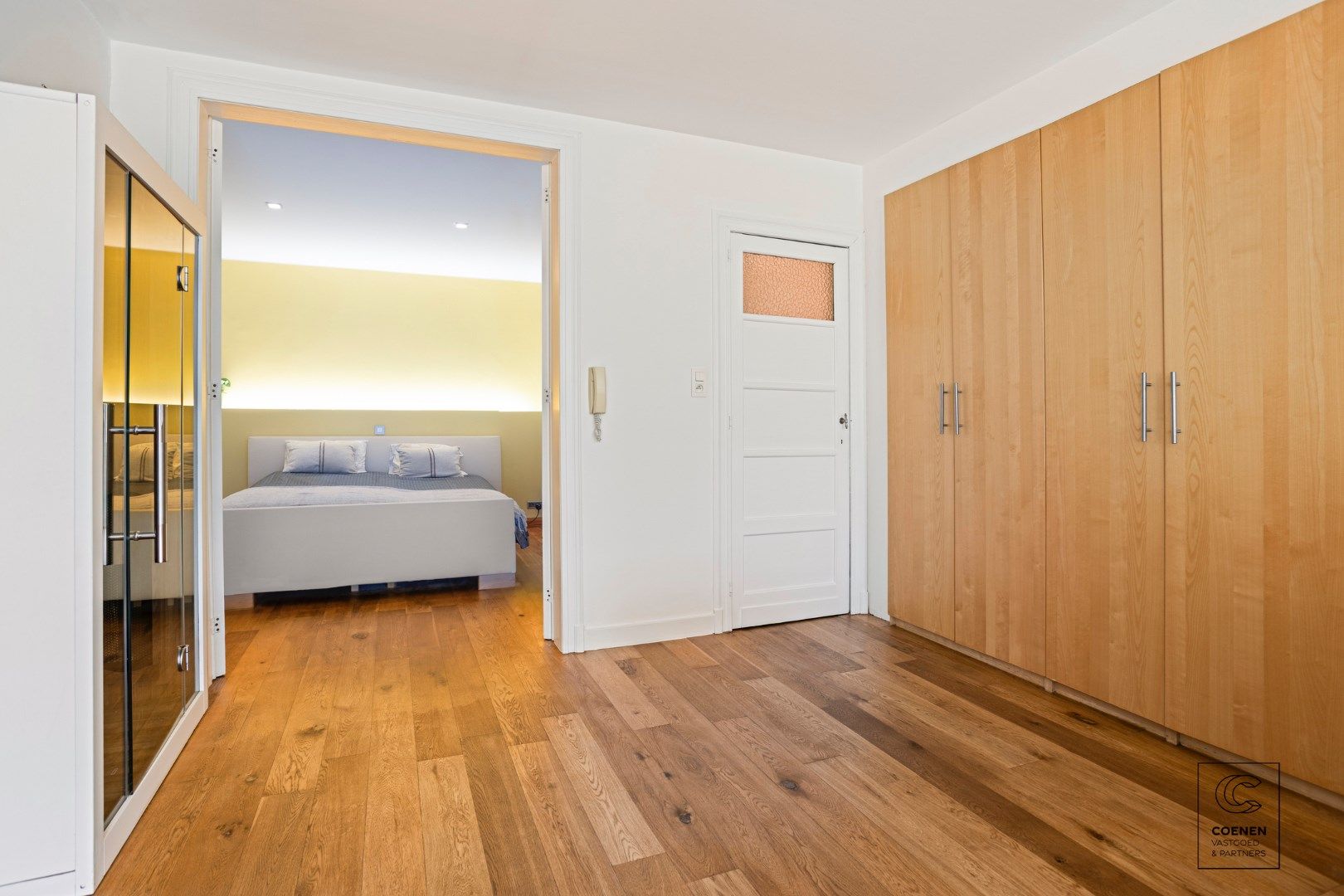 Instapklaar herenhuis van 241 m² met drie slaapkamers, gelegen in Mortsel! foto 10