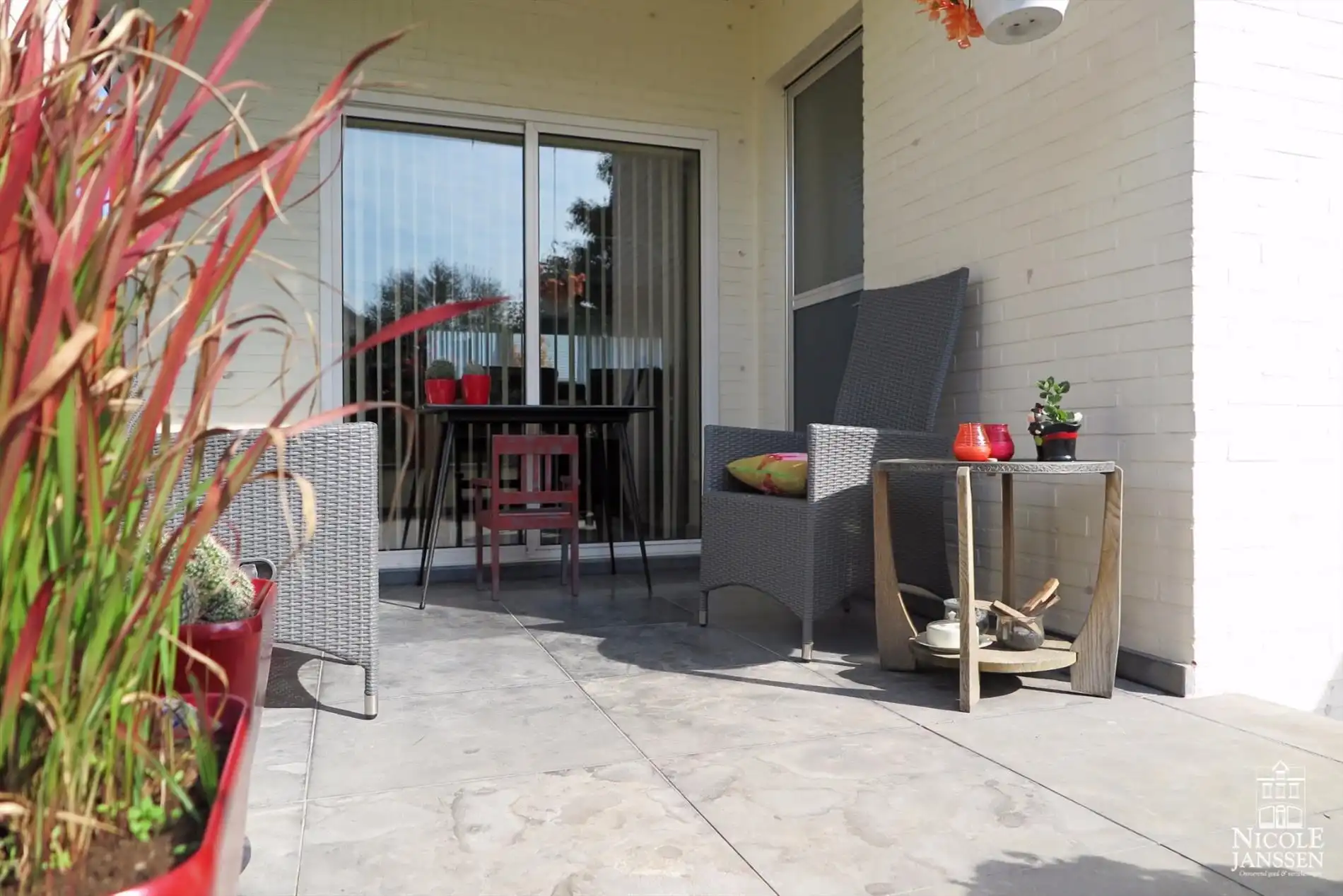 Praktisch split-level huis met mooi aangelegde tuin, zwembad en inpandige garage foto 31