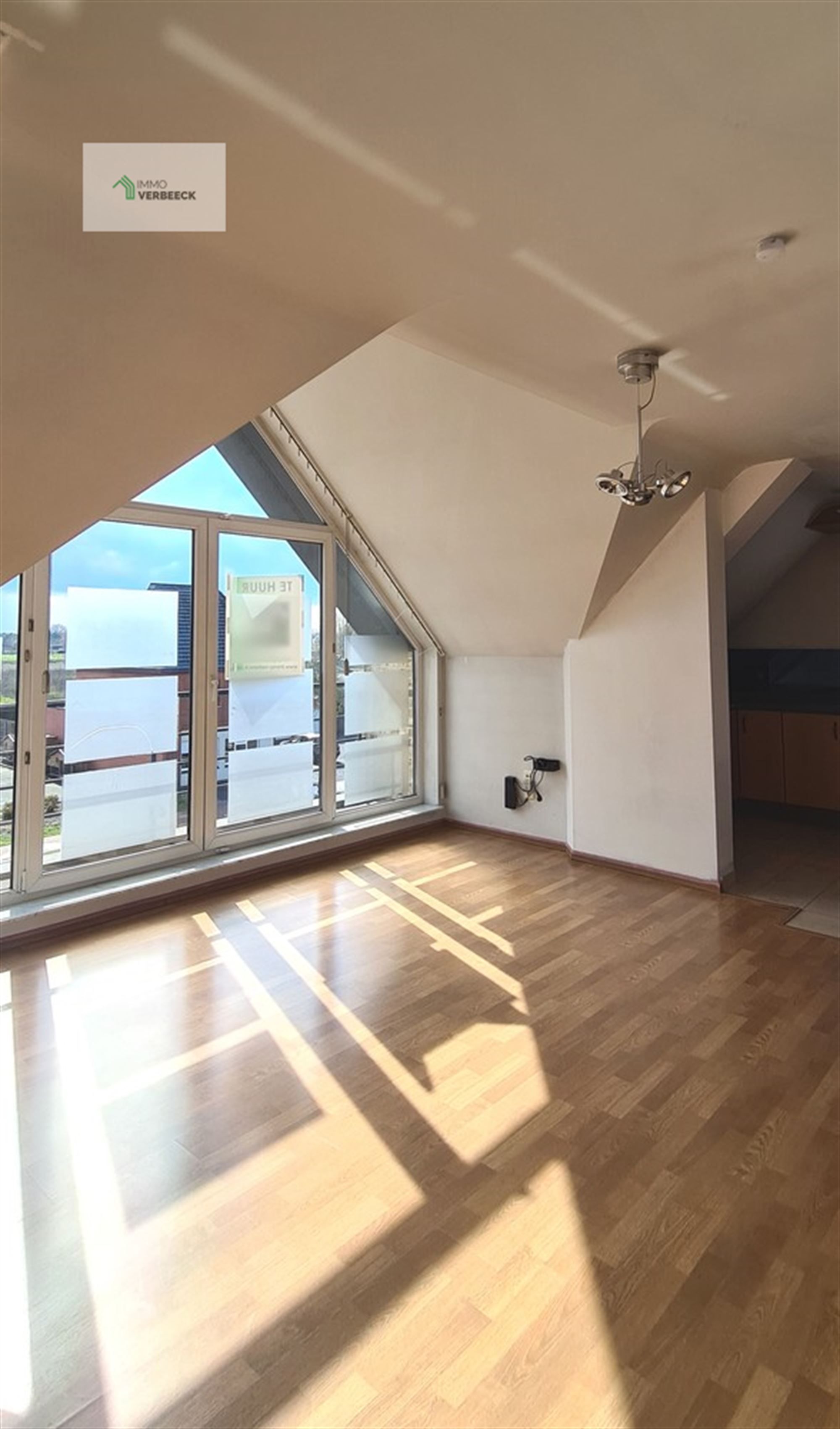 Gezellig dakappartement met zéér ruim terras. foto 3