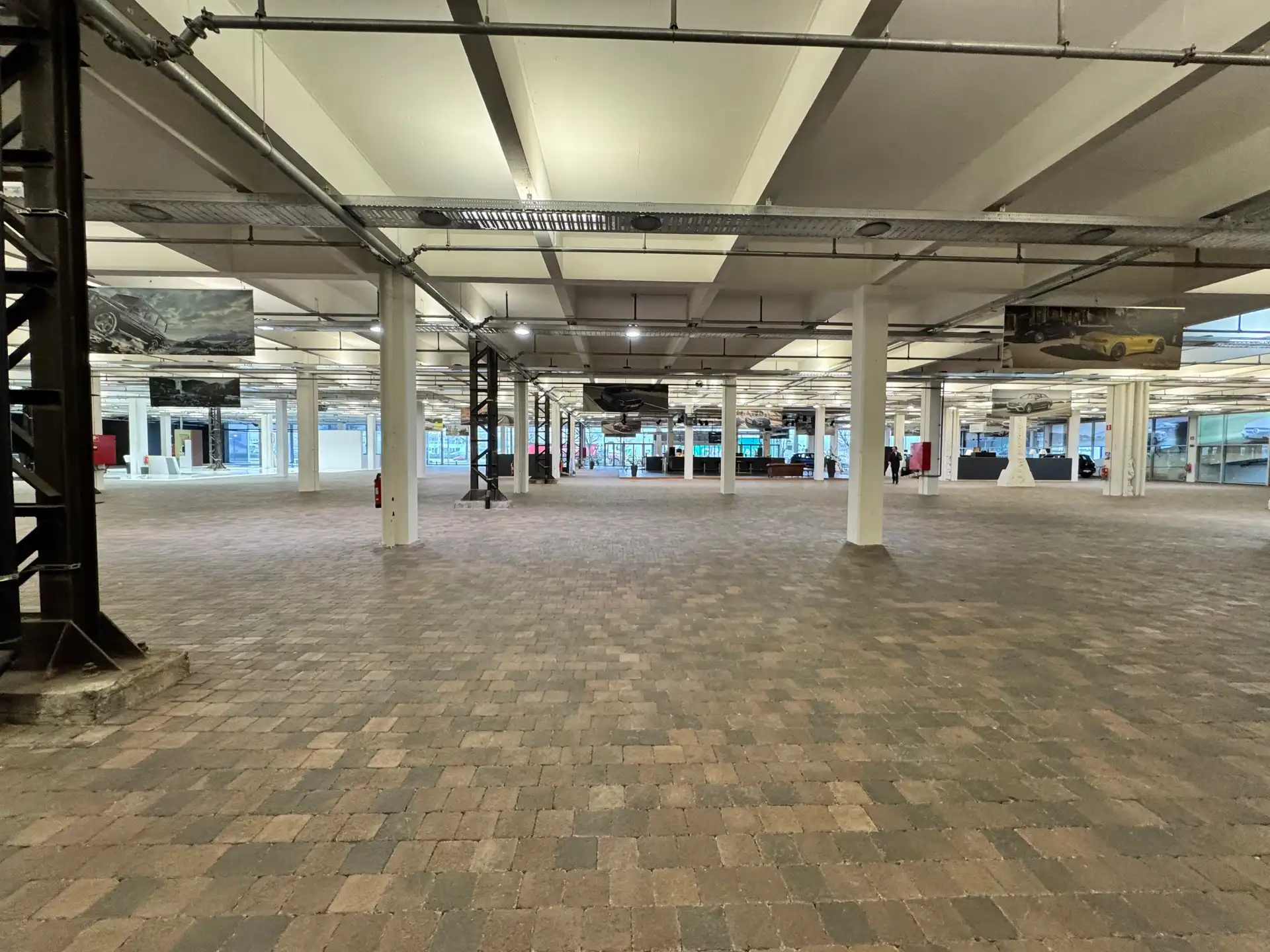 Strategische zichtlocatie te huur te Antwerpen!  foto 3