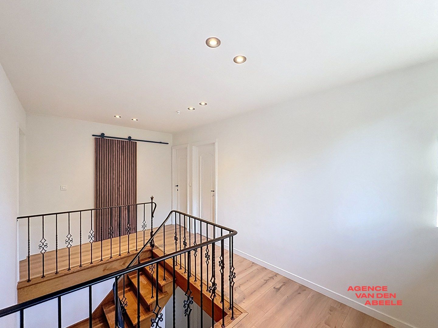 Ruime alleenstaande villa met grote tuin en veranda foto 10