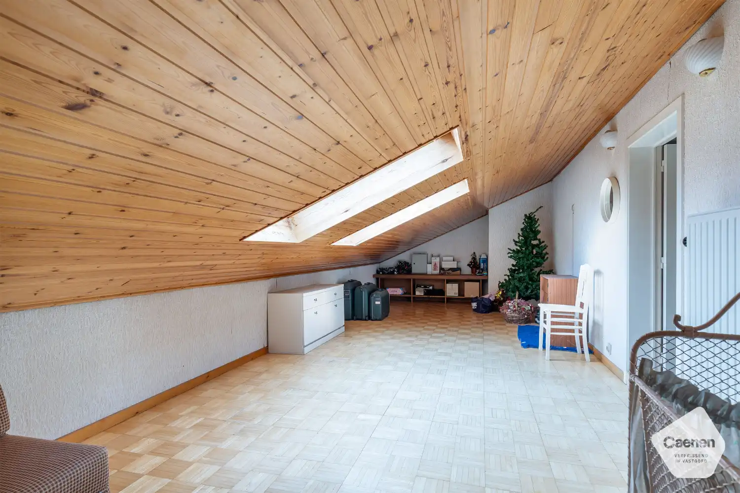 Uitzonderlijk ruime eigendom met wonen en werken onder één dak foto 11