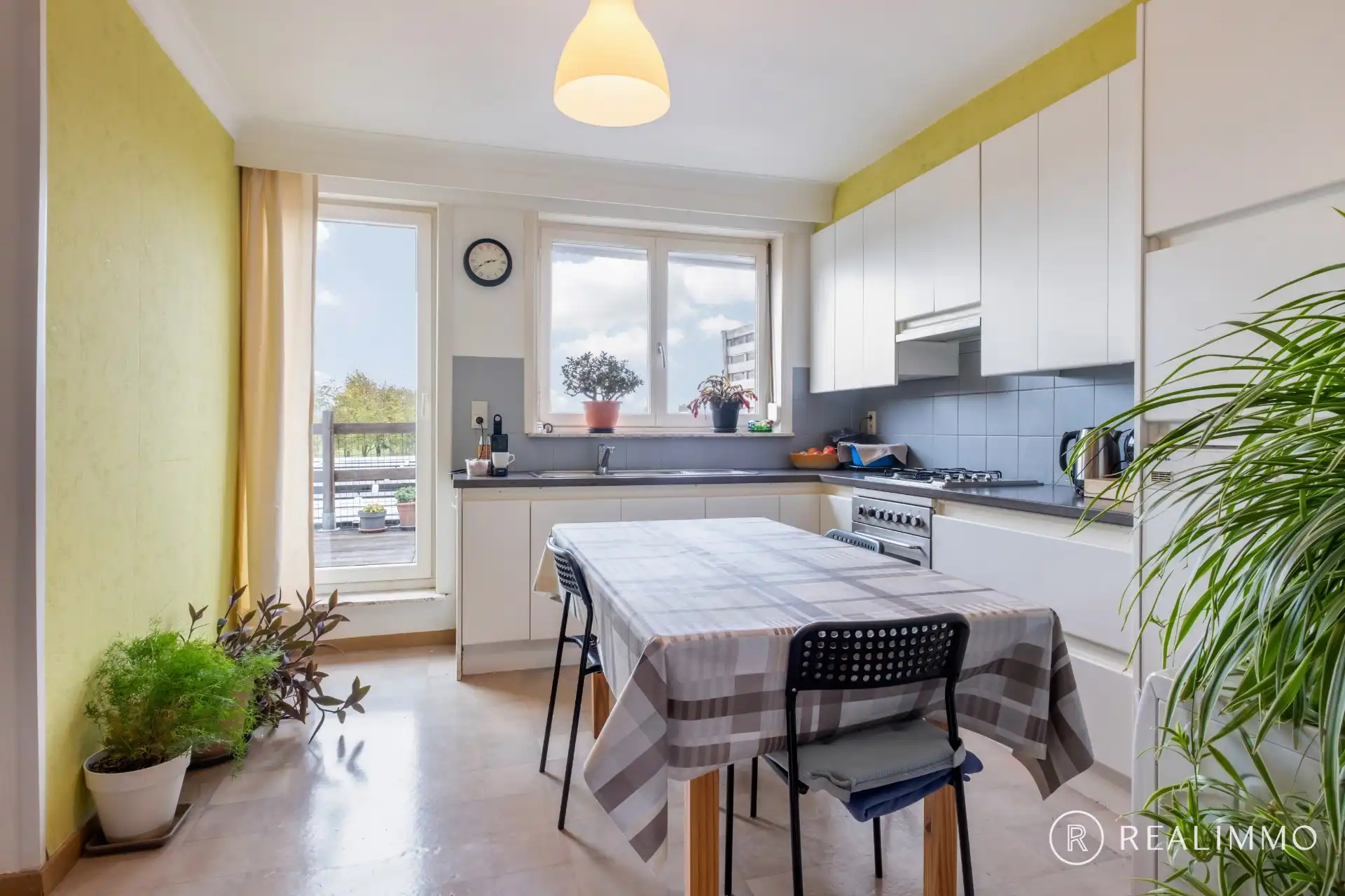 2 instapklare verhuurde appartementen met 2 slaapkamers en autostaanplaats foto 3